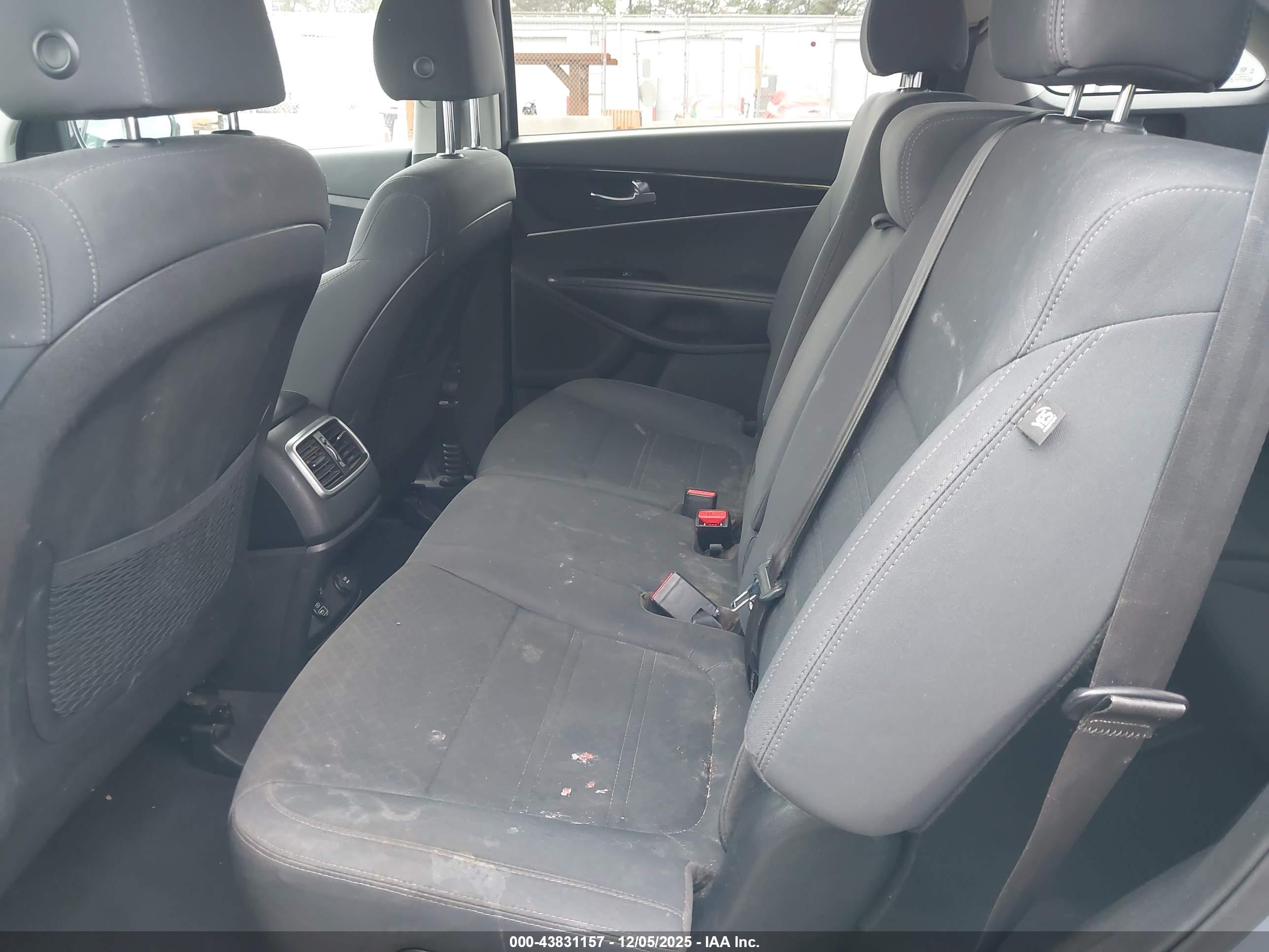 KIA SORENTO image 8