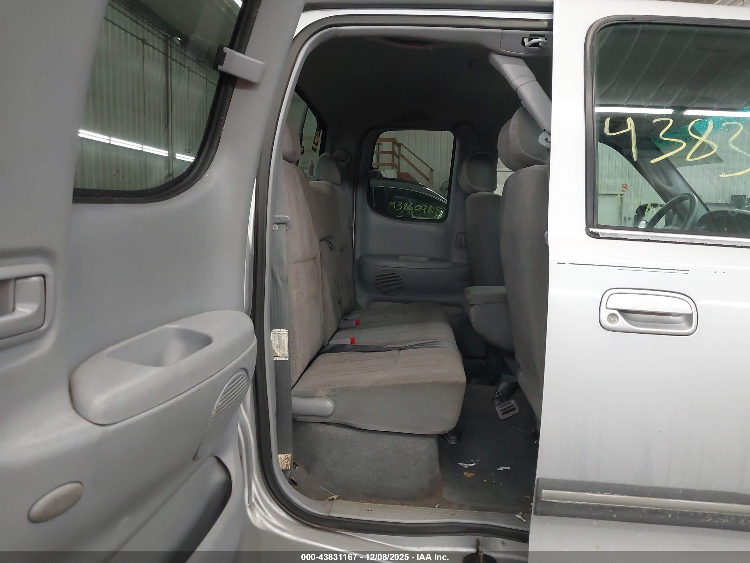 TOYOTA TUNDRA image 8