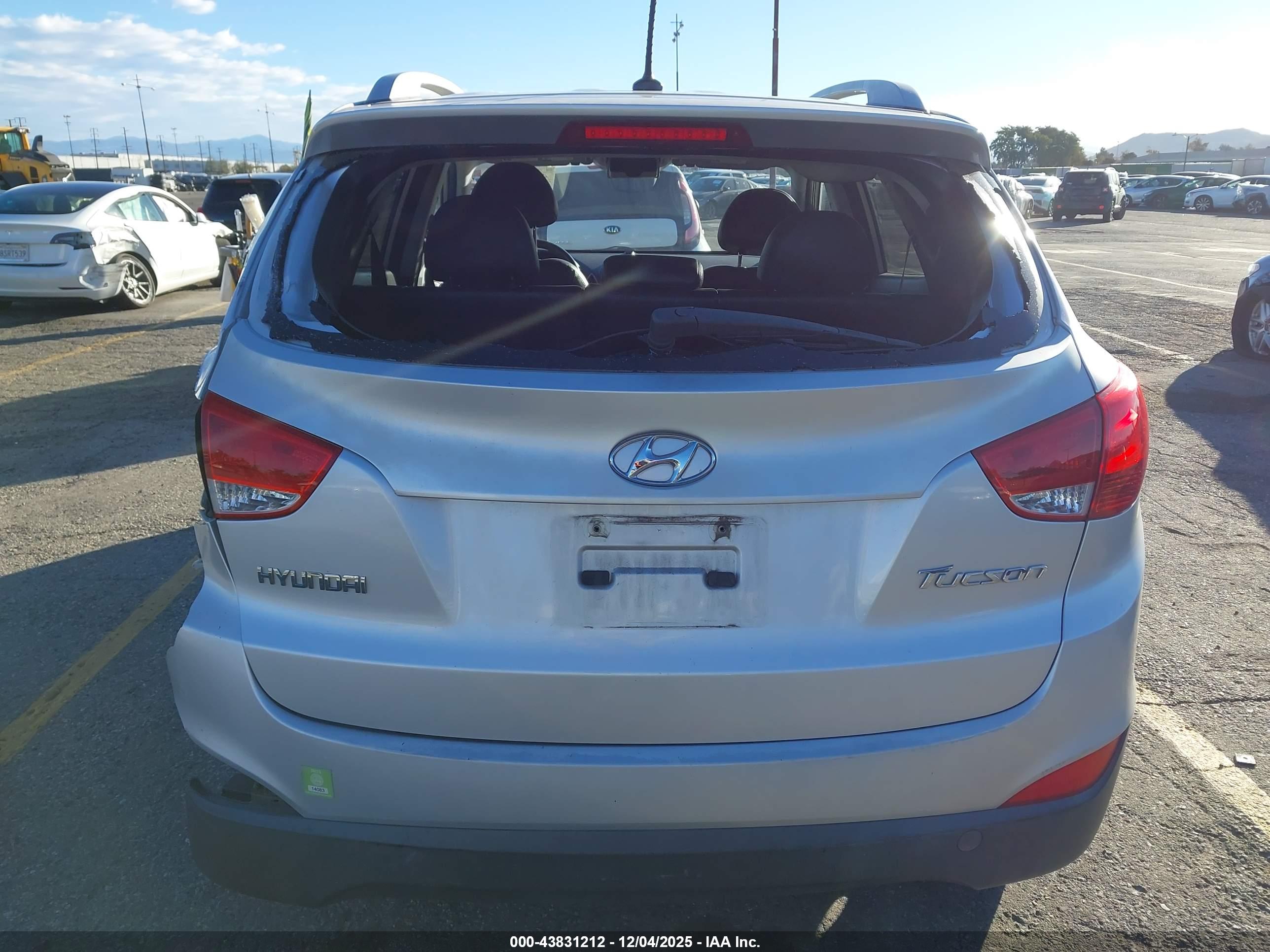 HYUNDAI TUCSON image 6