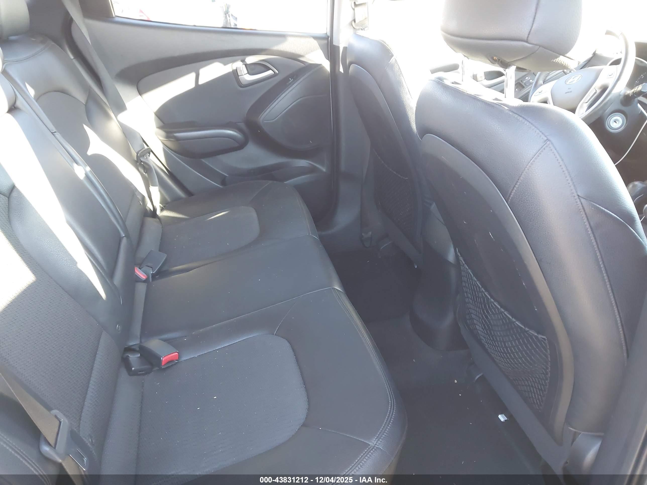 HYUNDAI TUCSON image 8