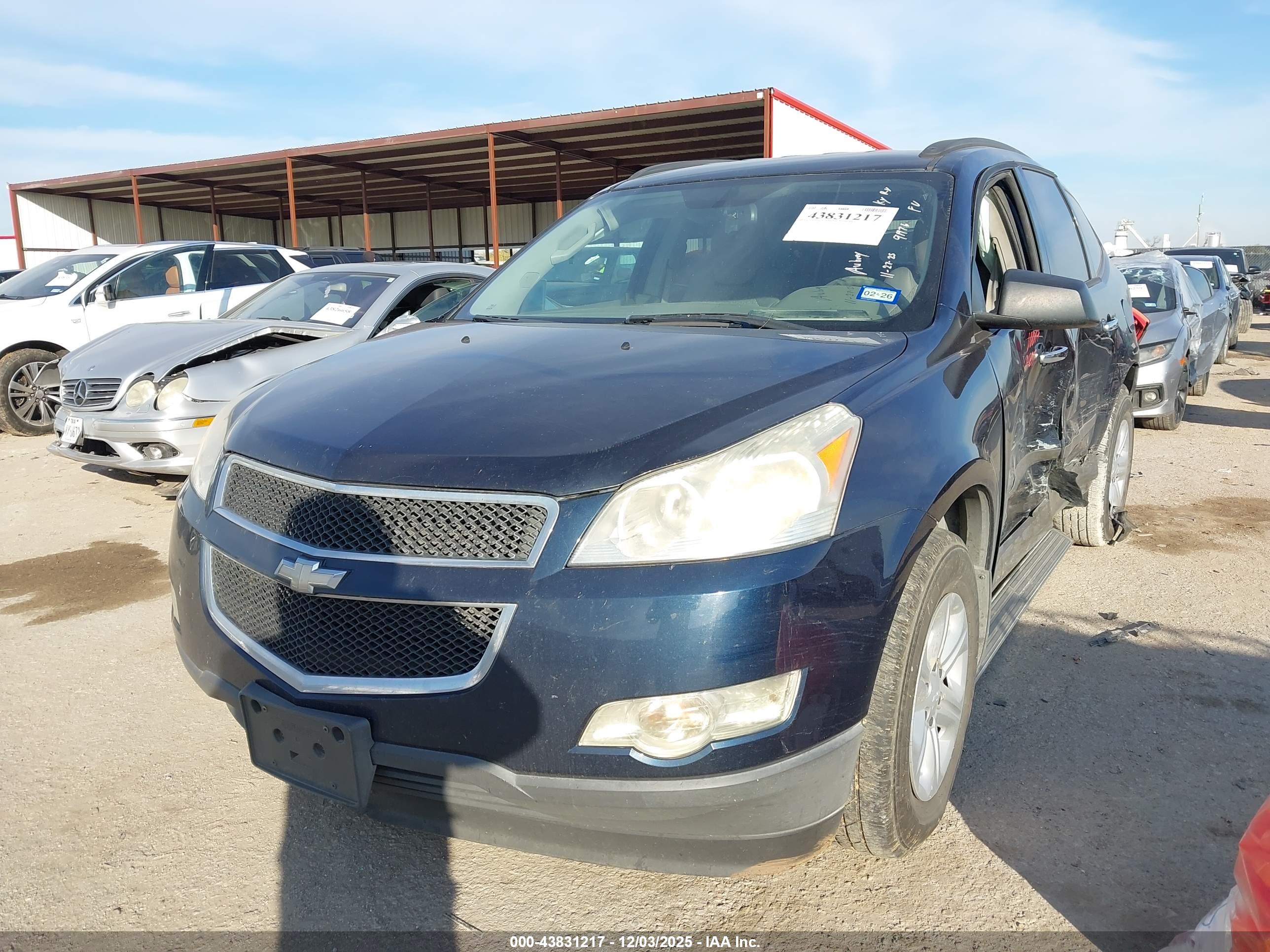 CHEVROLET TRAVERSE image 2
