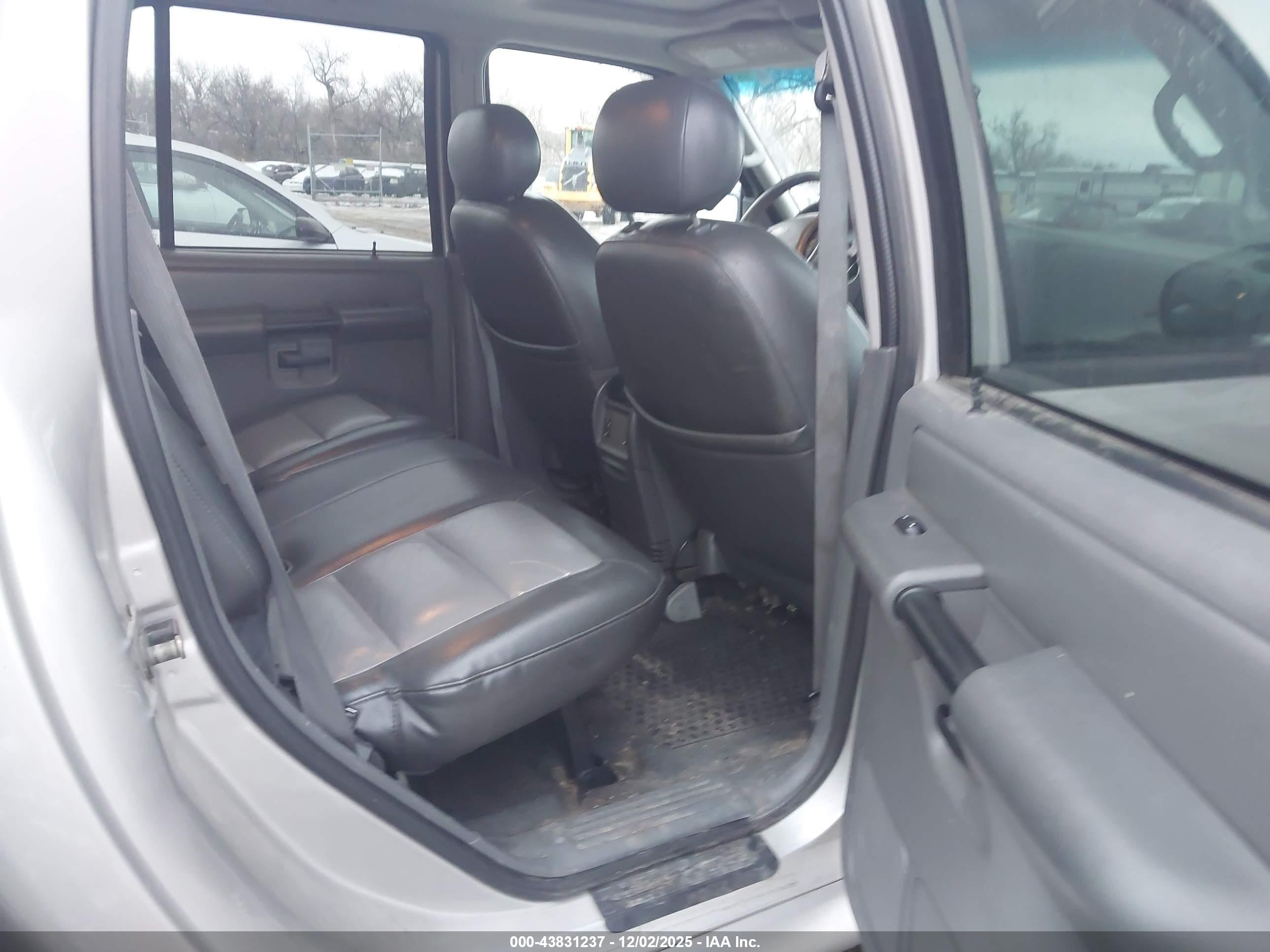 FORD EXPLORER image 8