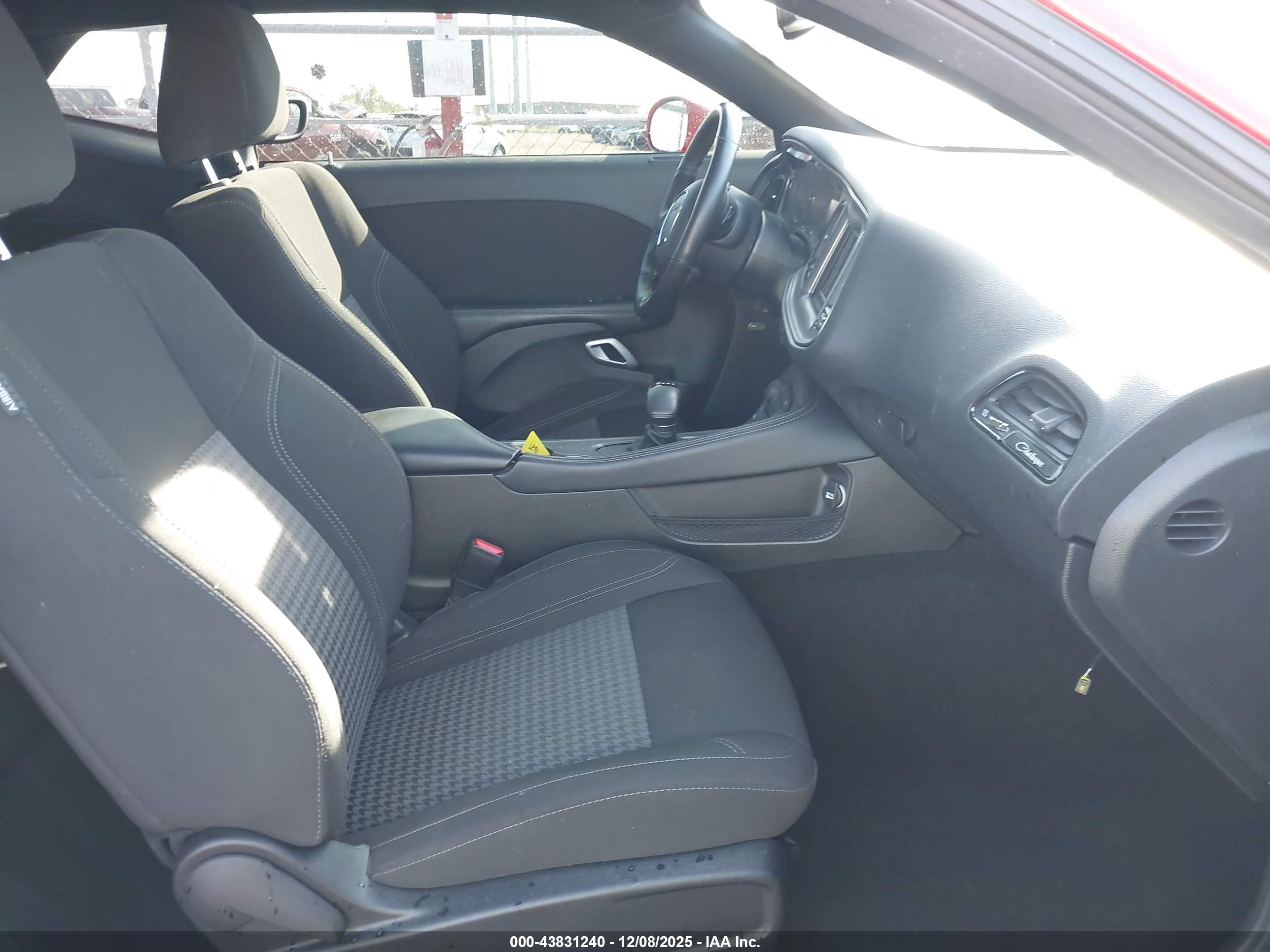 DODGE CHALLENGER image 5