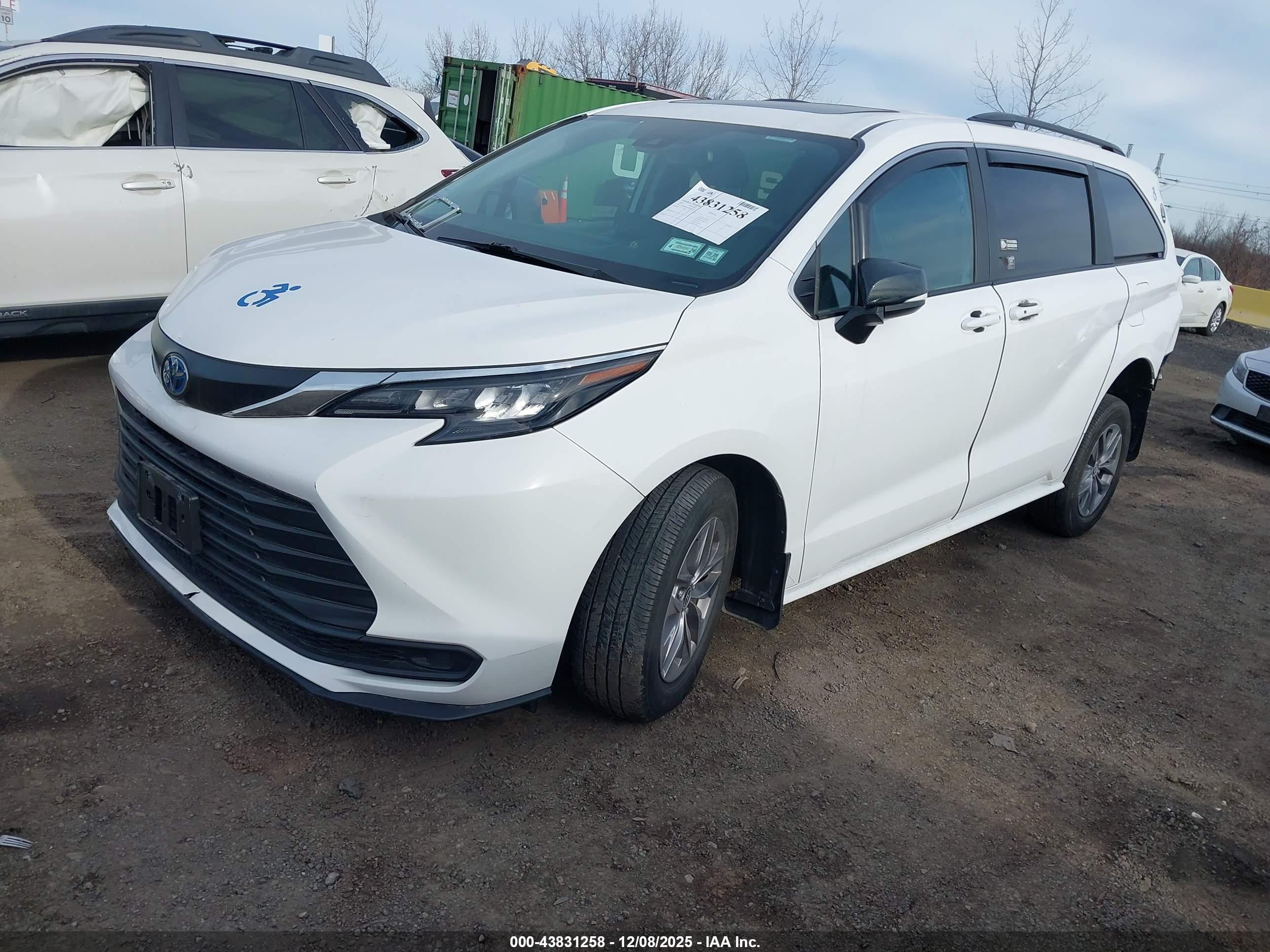 TOYOTA SIENNA image 2