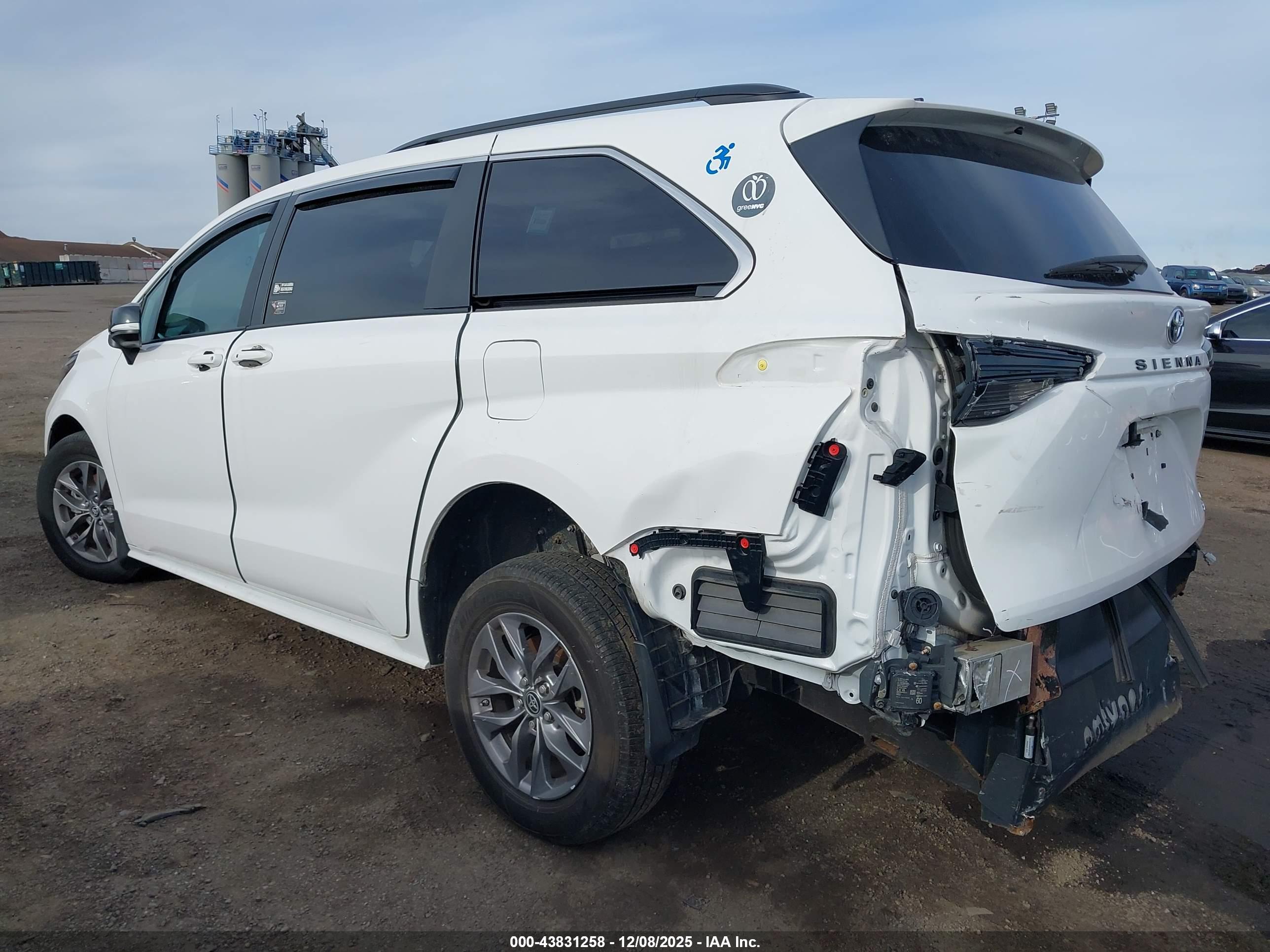TOYOTA SIENNA image 3