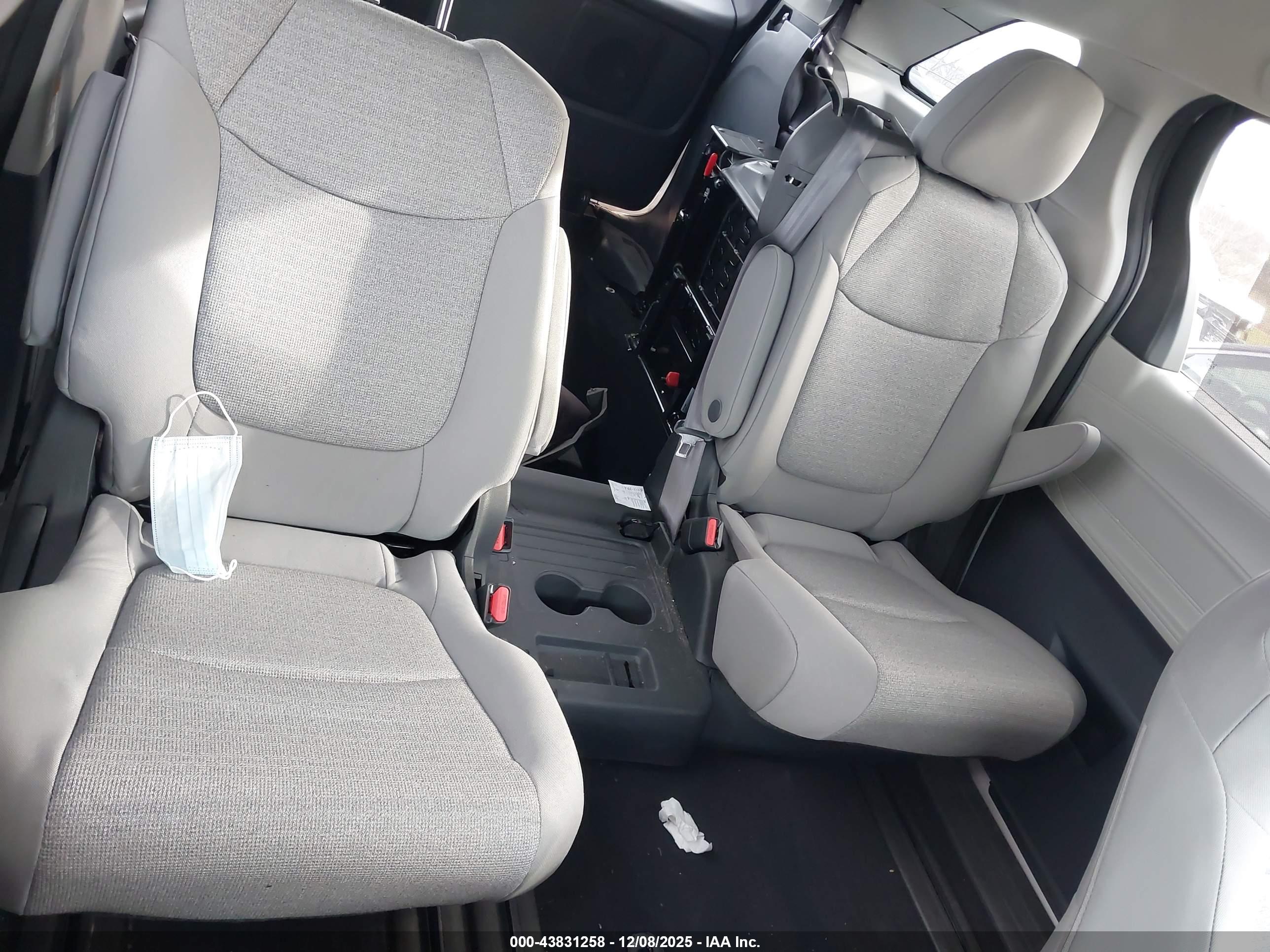 TOYOTA SIENNA image 8