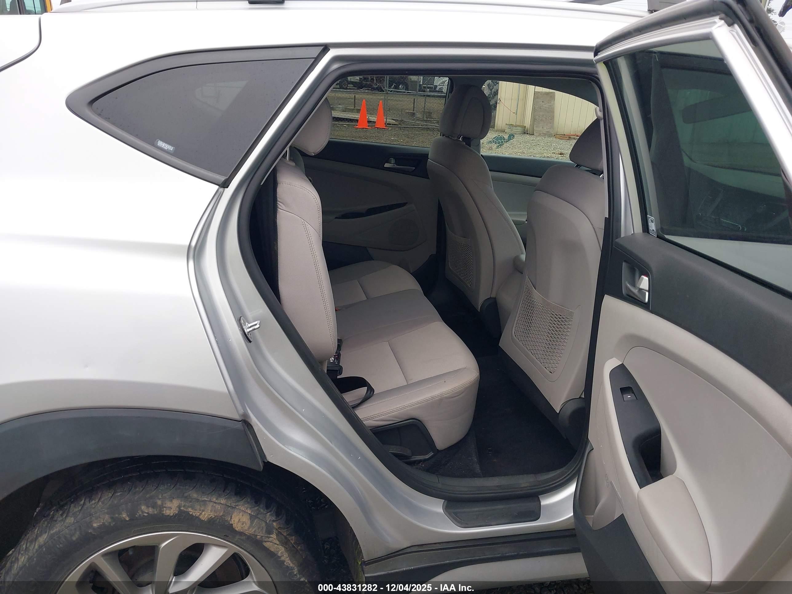 HYUNDAI TUCSON image 8