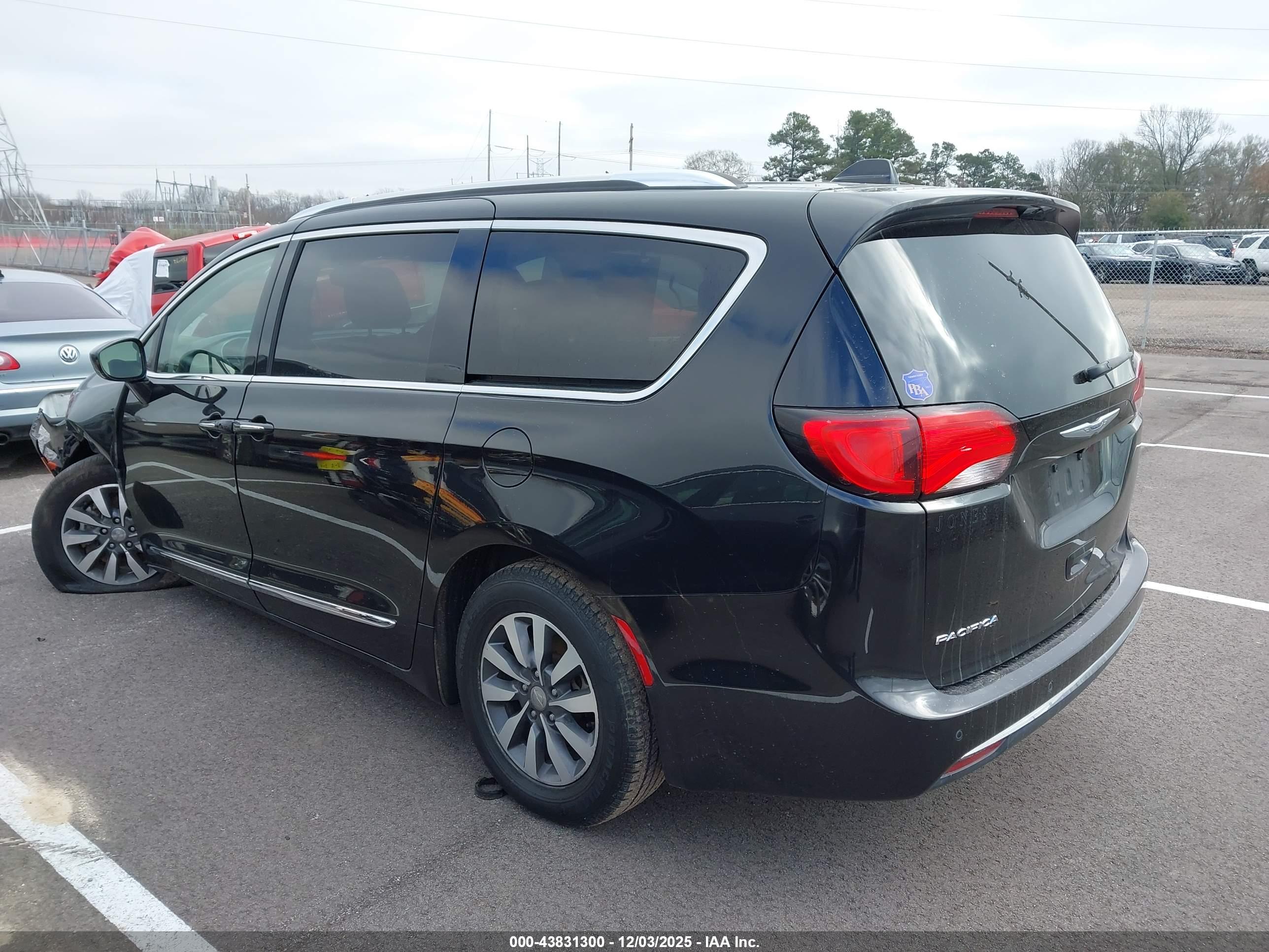 CHRYSLER PACIFICA image 3