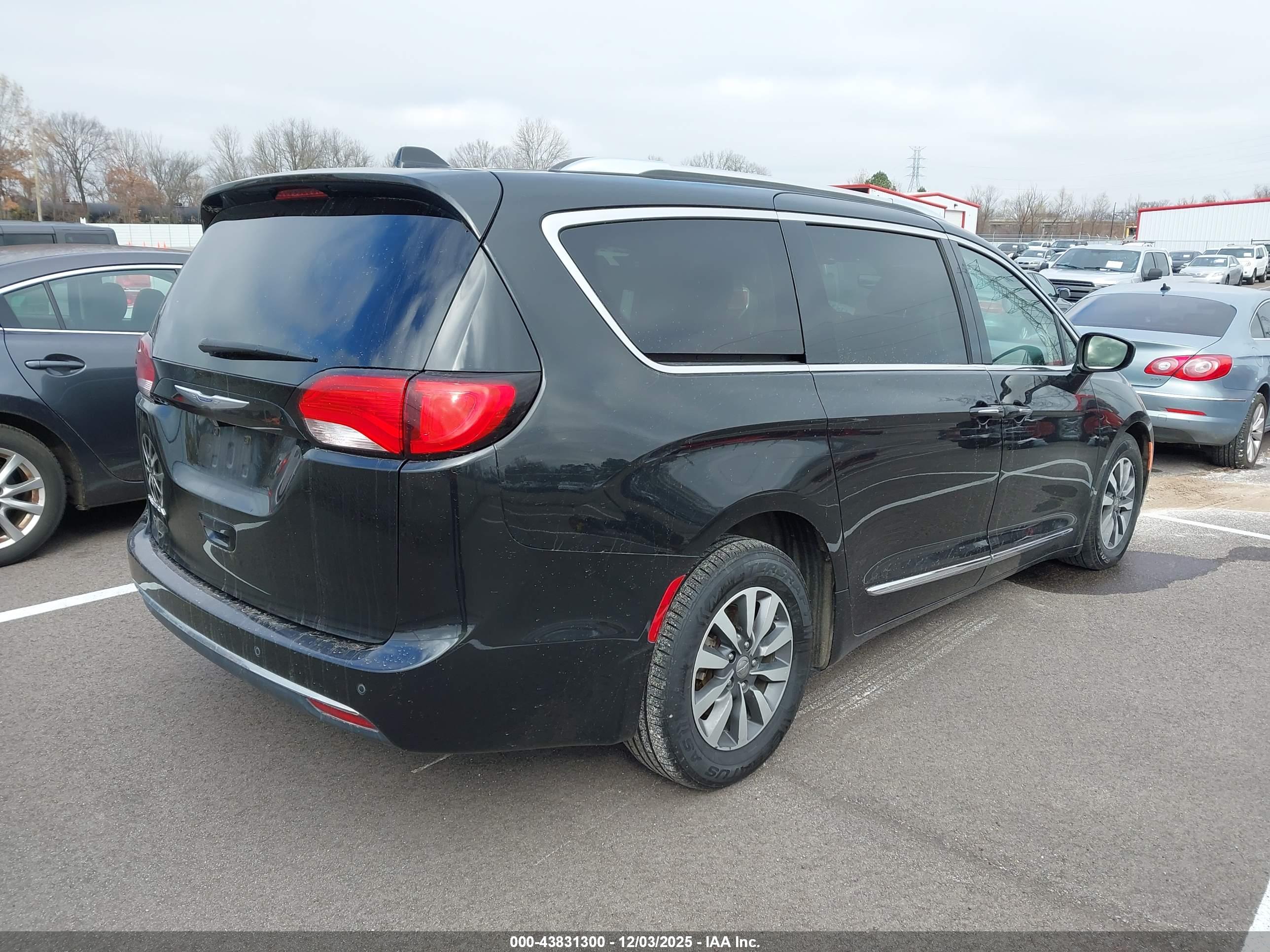 CHRYSLER PACIFICA image 4