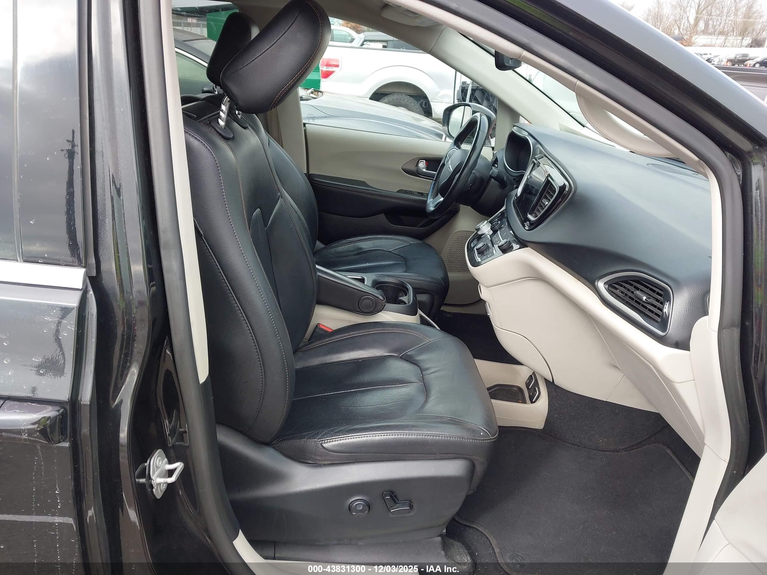 CHRYSLER PACIFICA image 5
