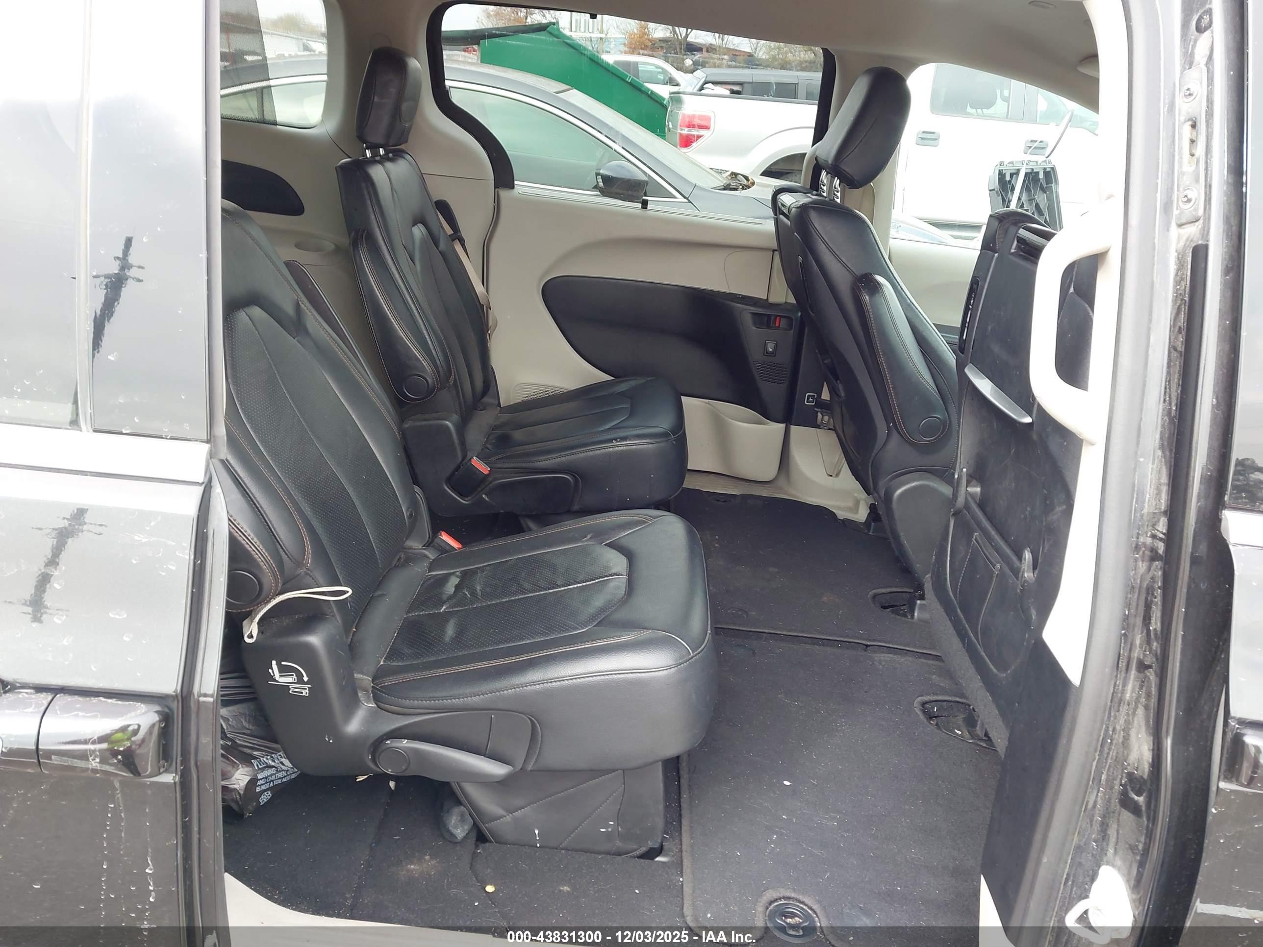 CHRYSLER PACIFICA image 8