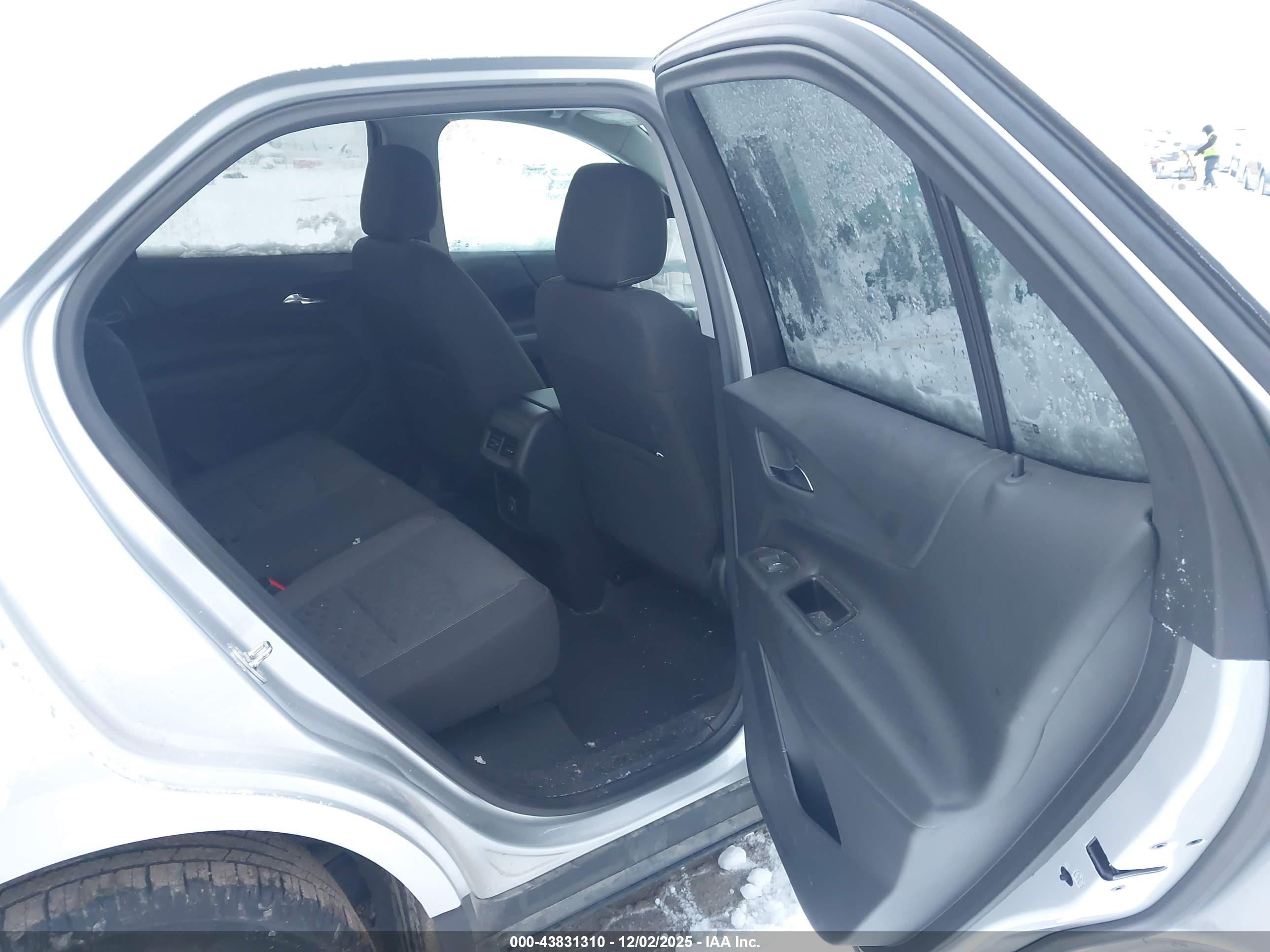CHEVROLET EQUINOX image 8