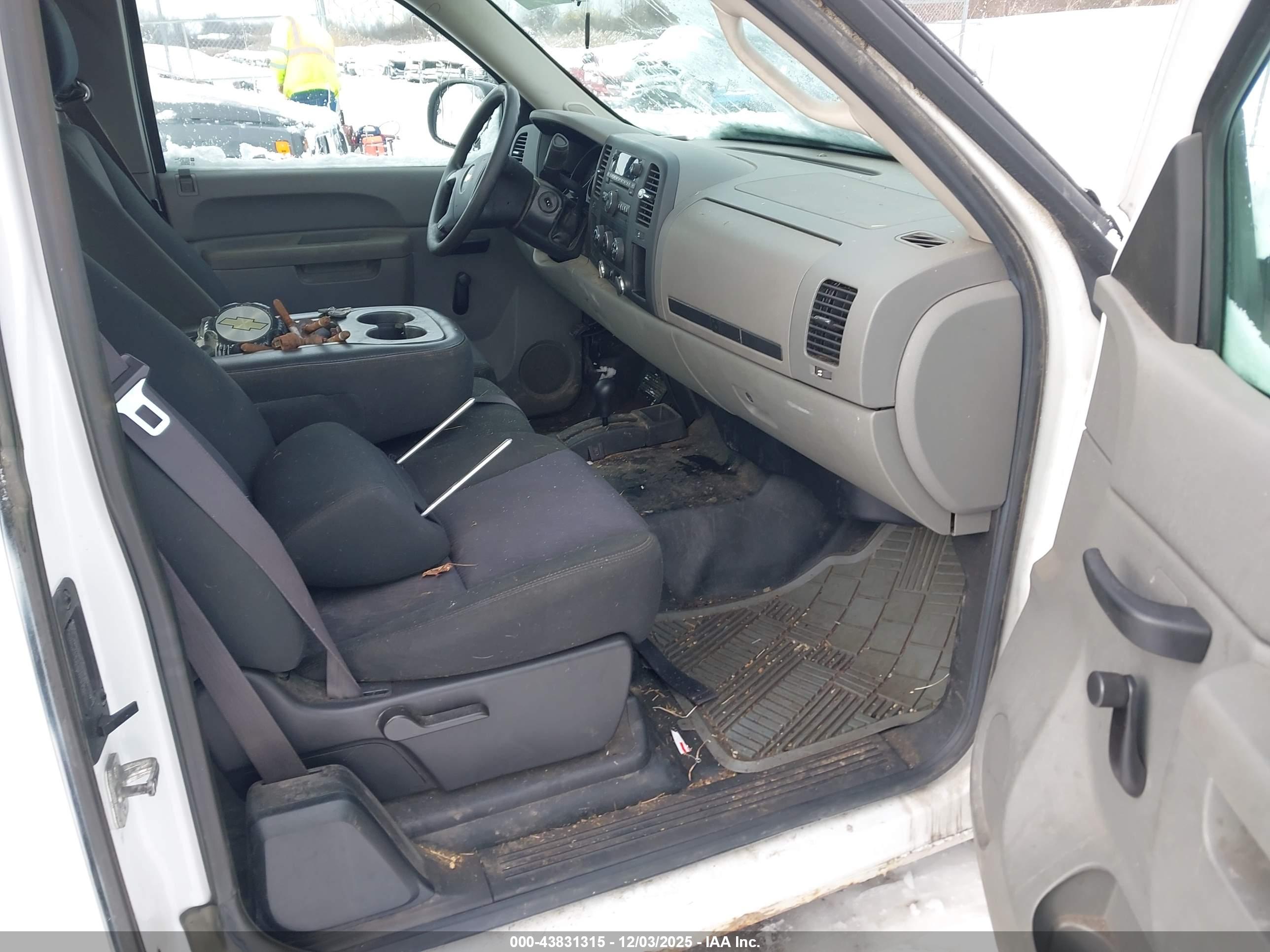 CHEVROLET SILVERADO image 5