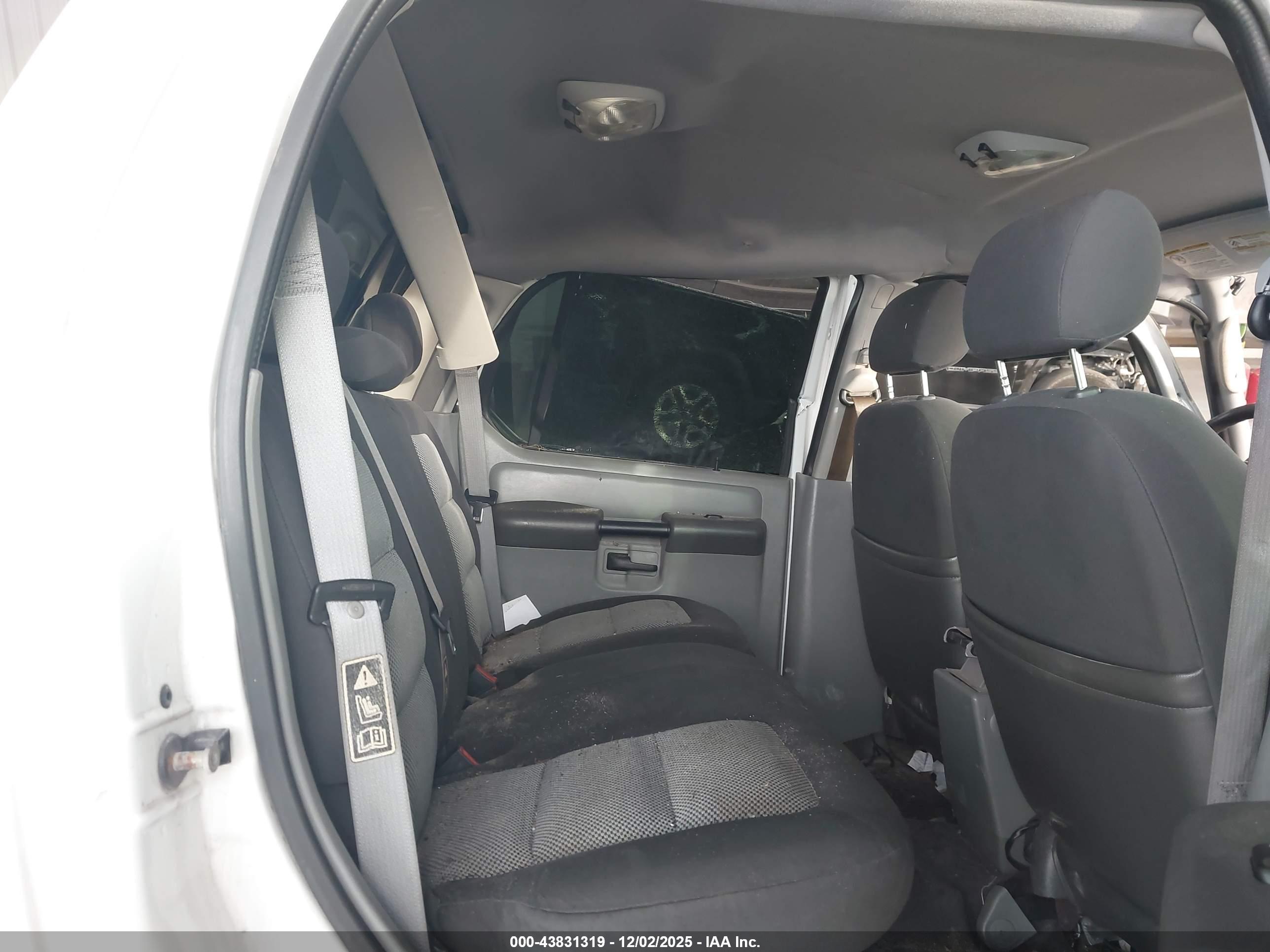 FORD EXPLORER image 8