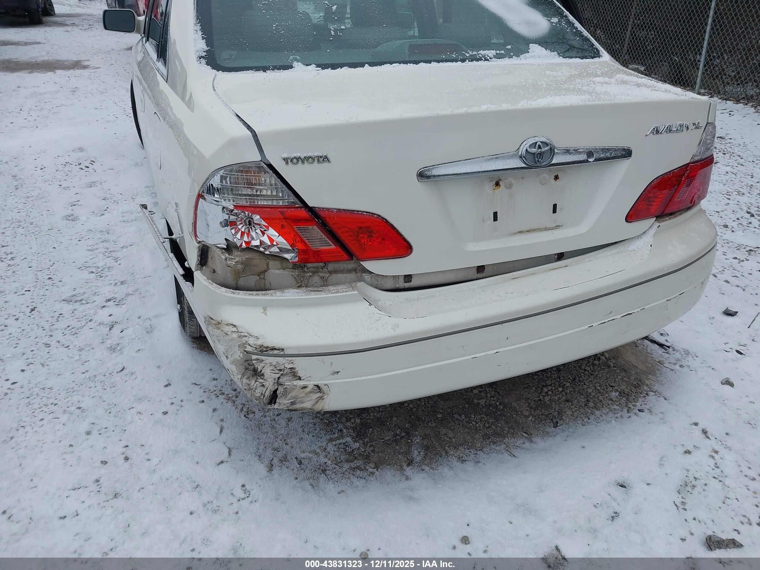 TOYOTA AVALON image 6