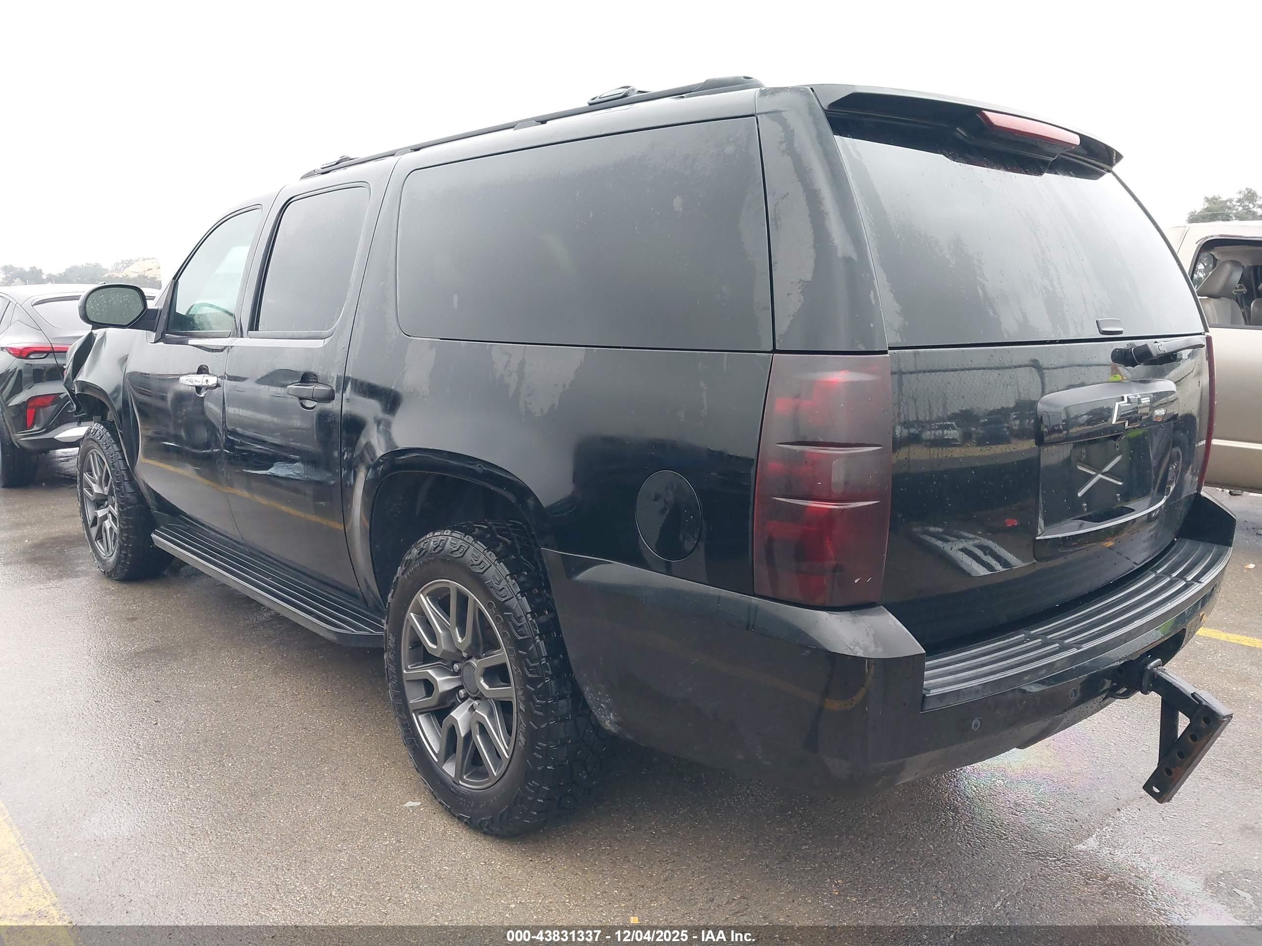 CHEVROLET SUBURBAN image 3