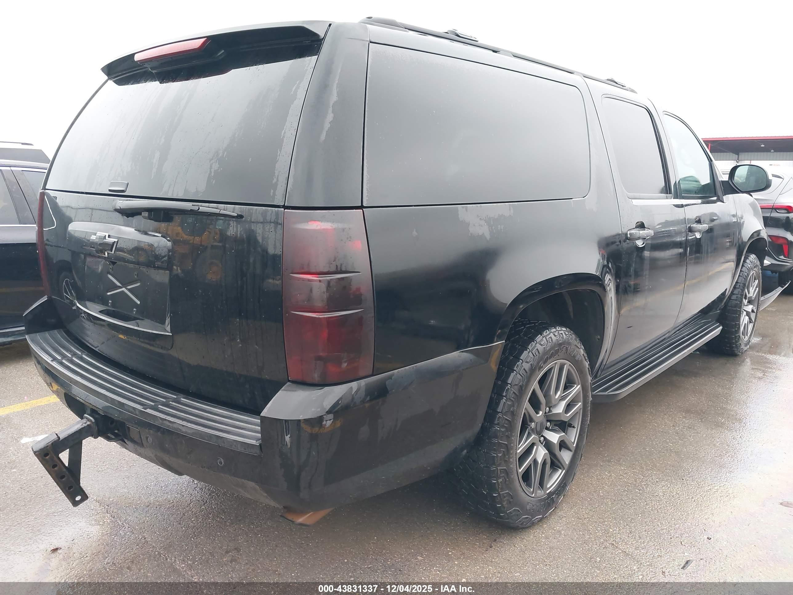CHEVROLET SUBURBAN image 4