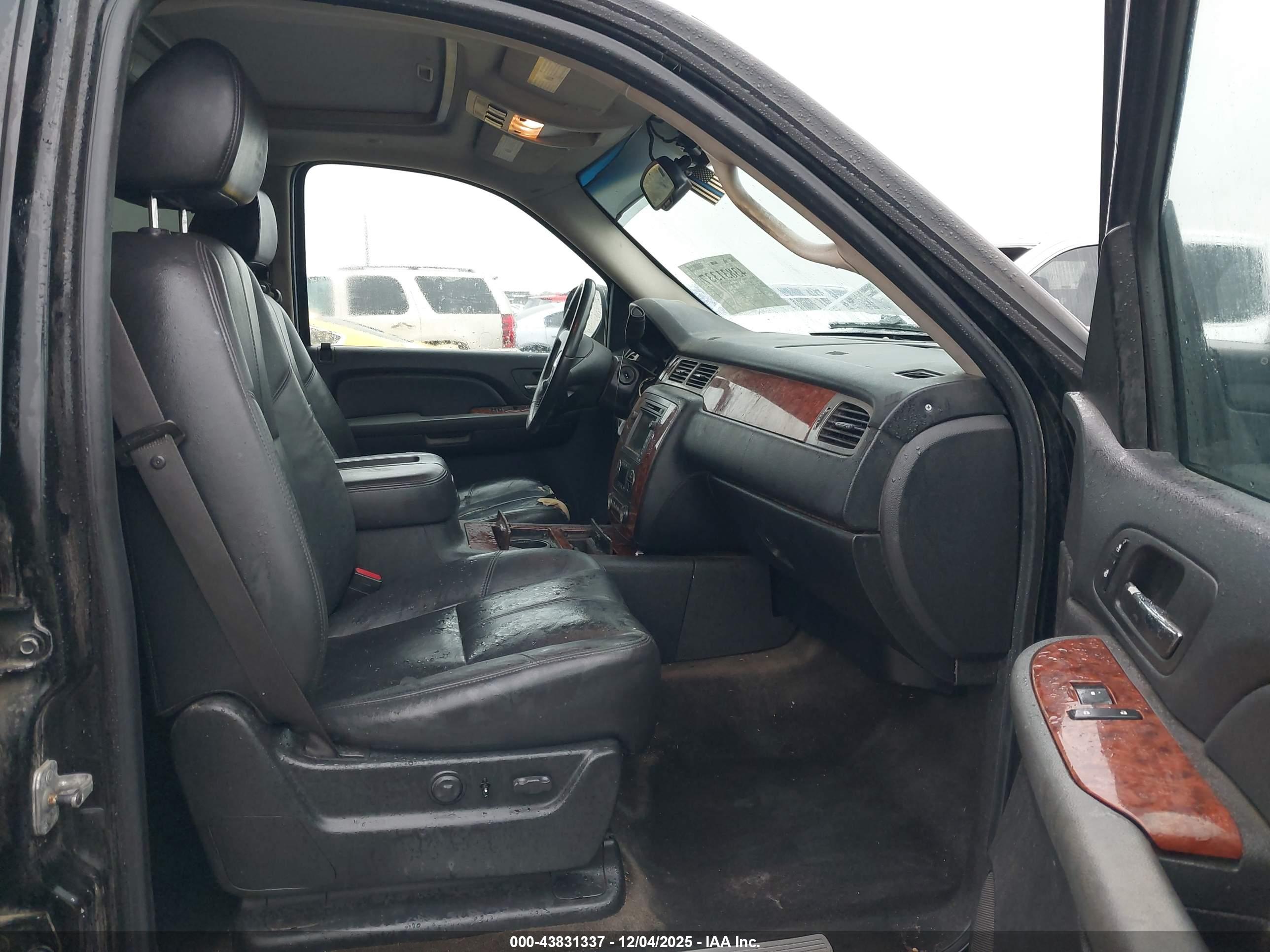 CHEVROLET SUBURBAN image 5