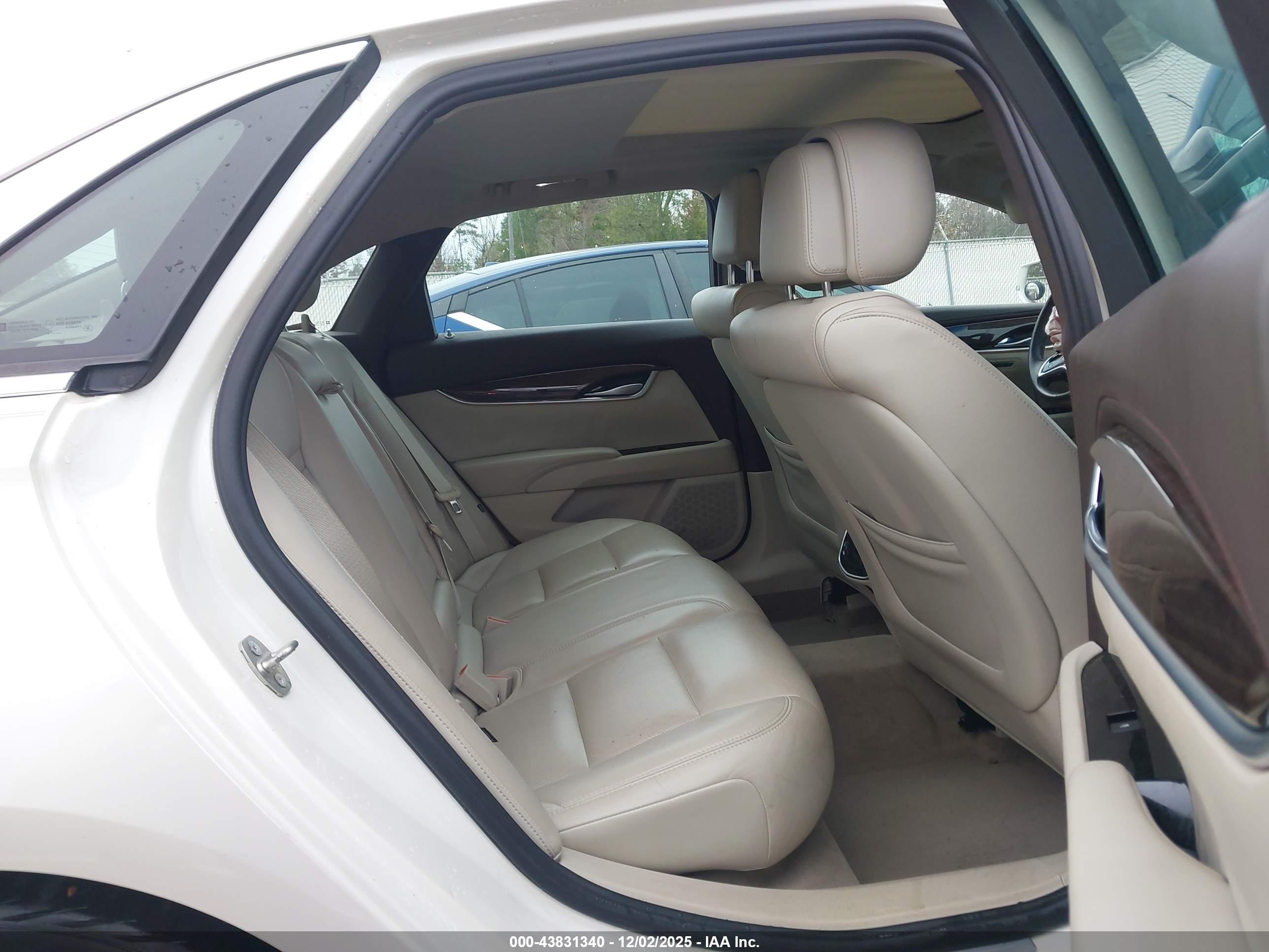 CADILLAC XTS image 8
