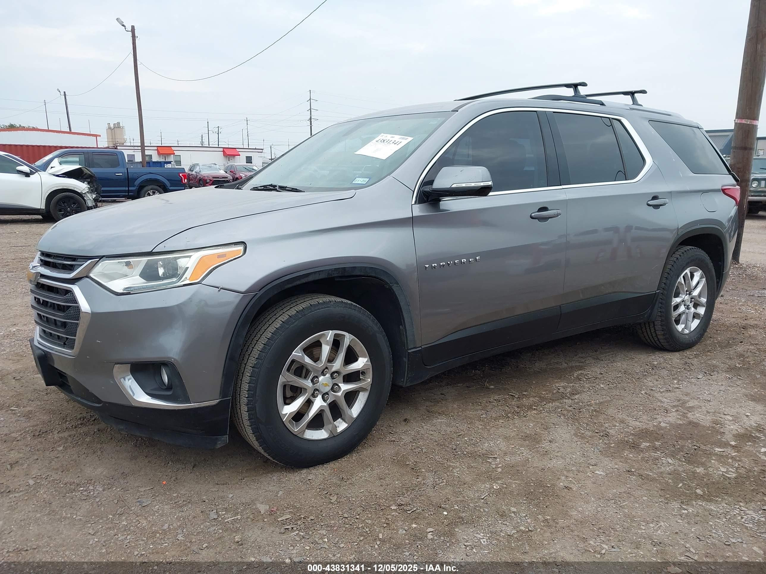 CHEVROLET TRAVERSE image 2