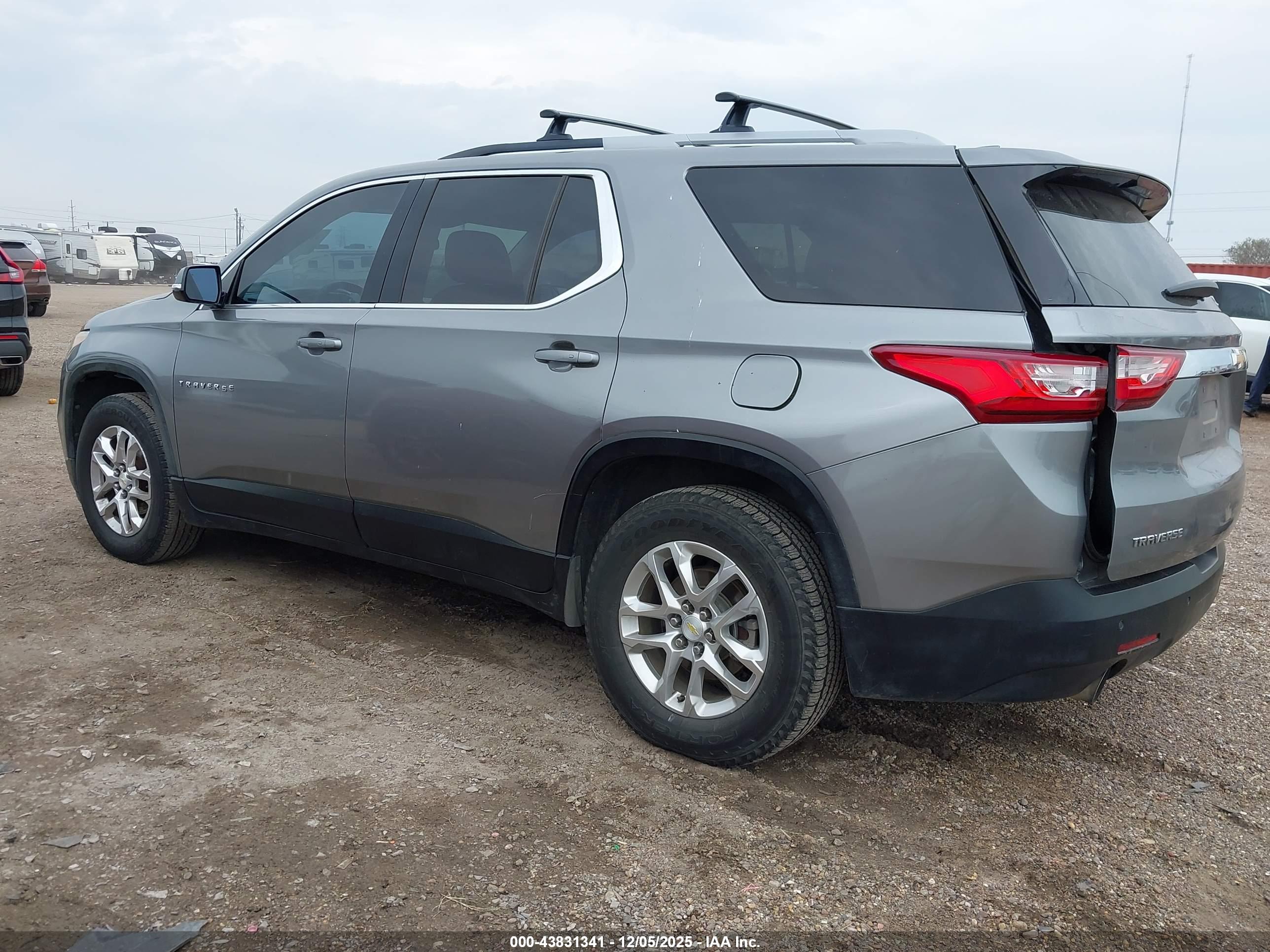 CHEVROLET TRAVERSE image 3