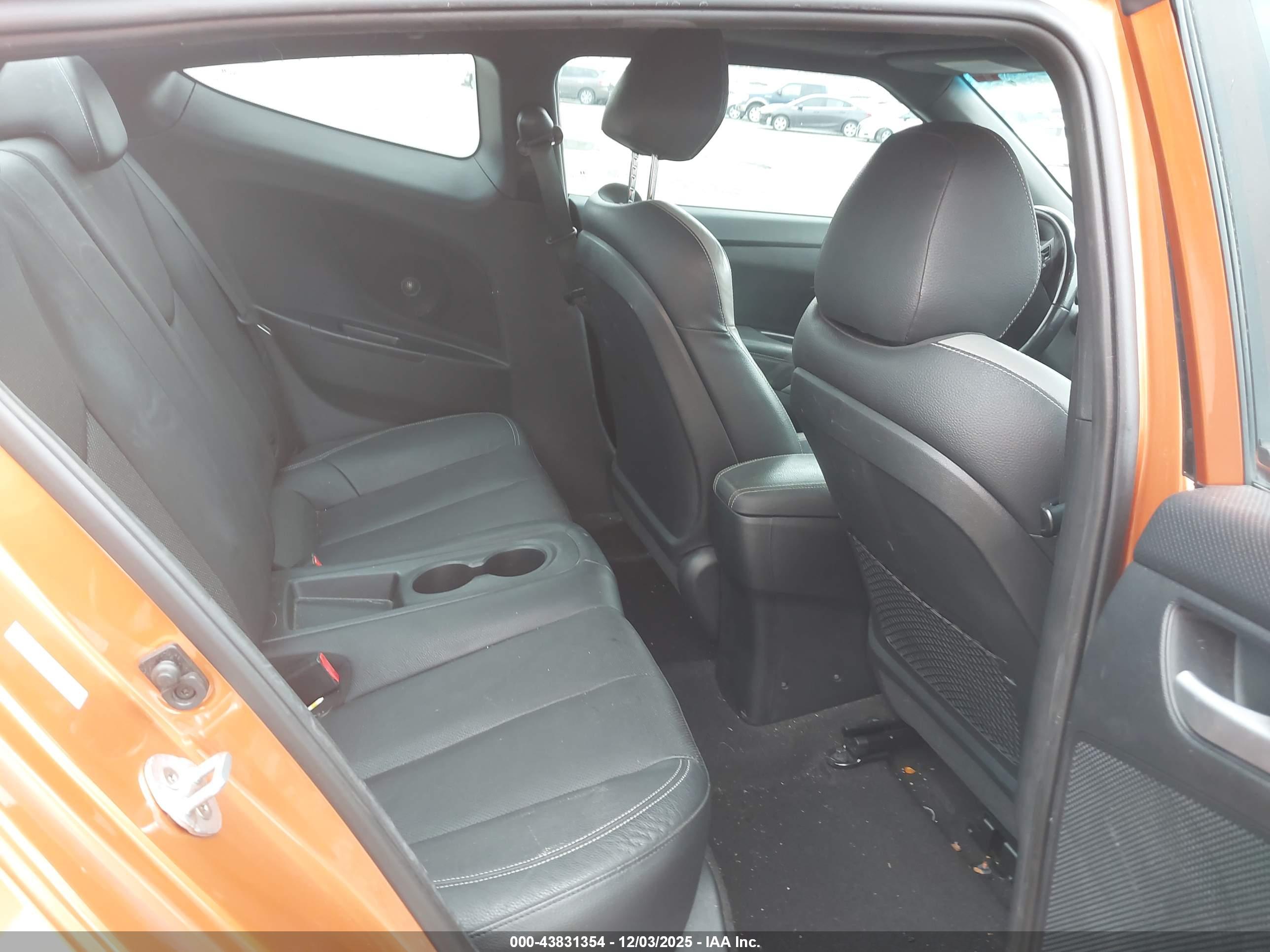 HYUNDAI VELOSTER image 8