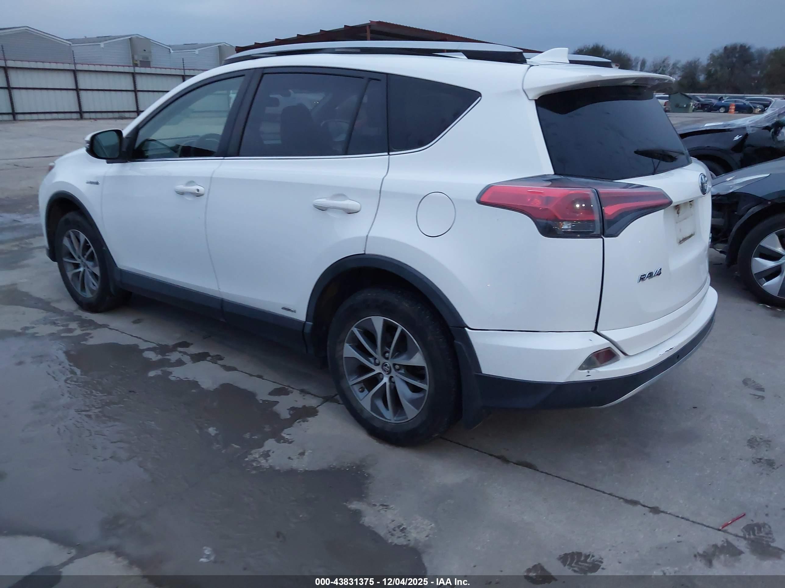TOYOTA RAV4 image 3