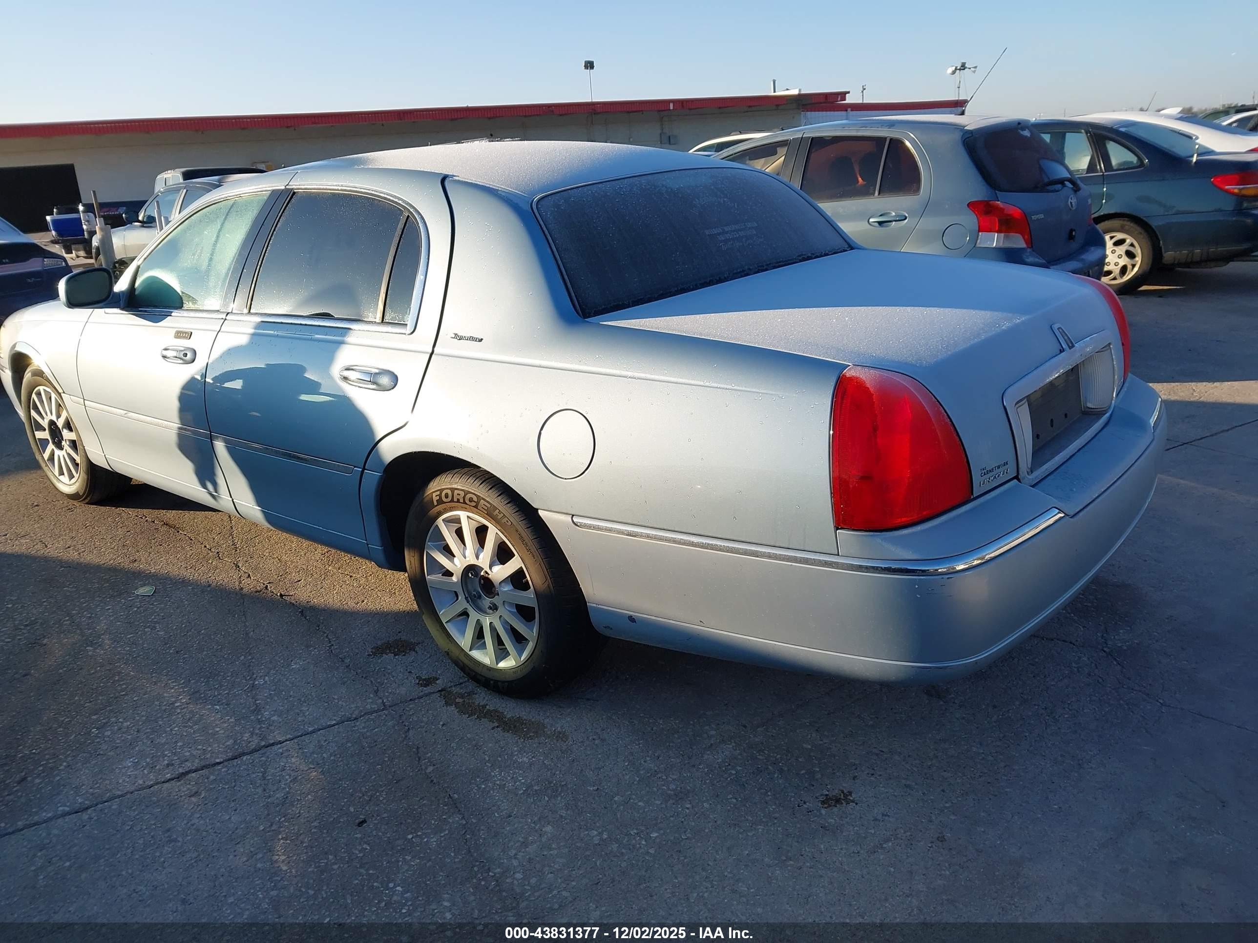 LINCOLN TOWN image 3