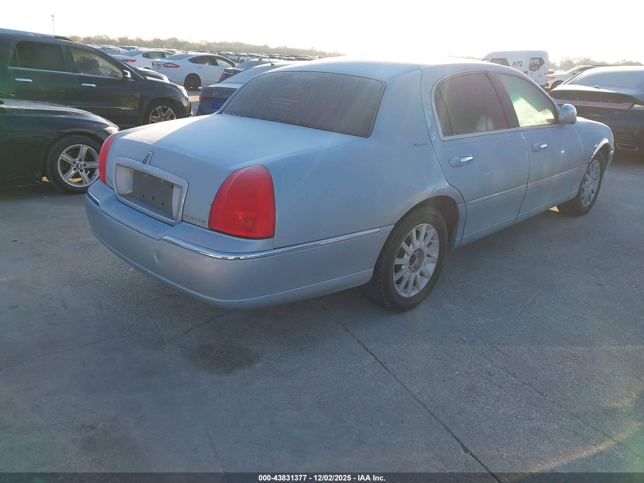 LINCOLN TOWN image 4
