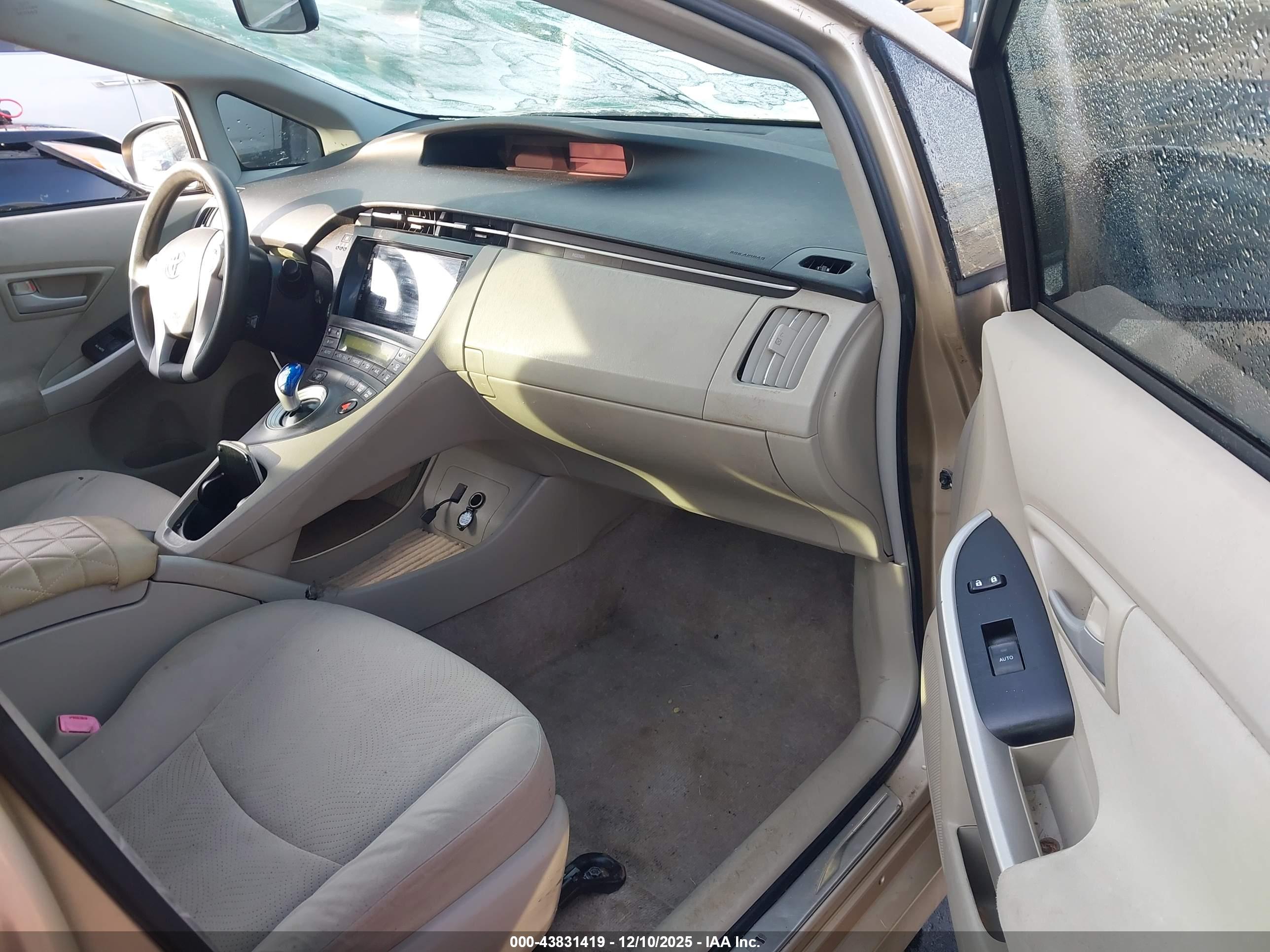 TOYOTA PRIUS image 5