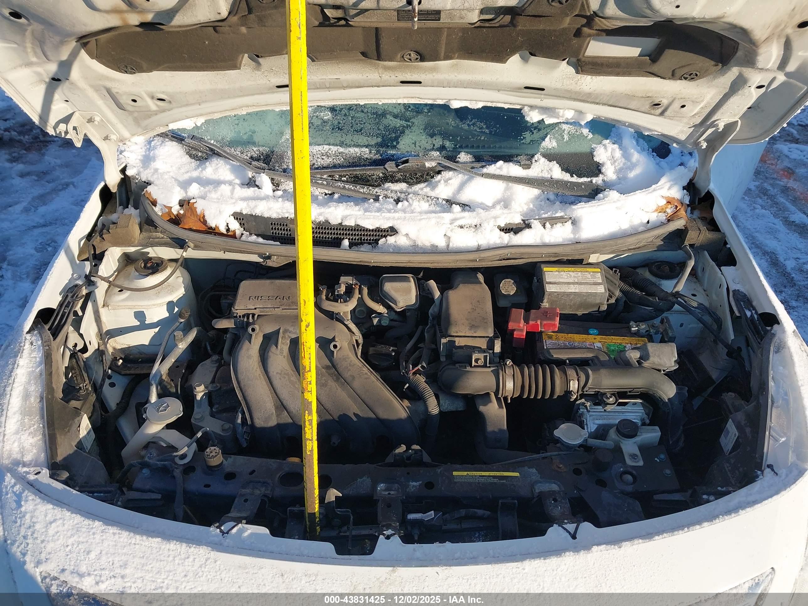 NISSAN VERSA image 10