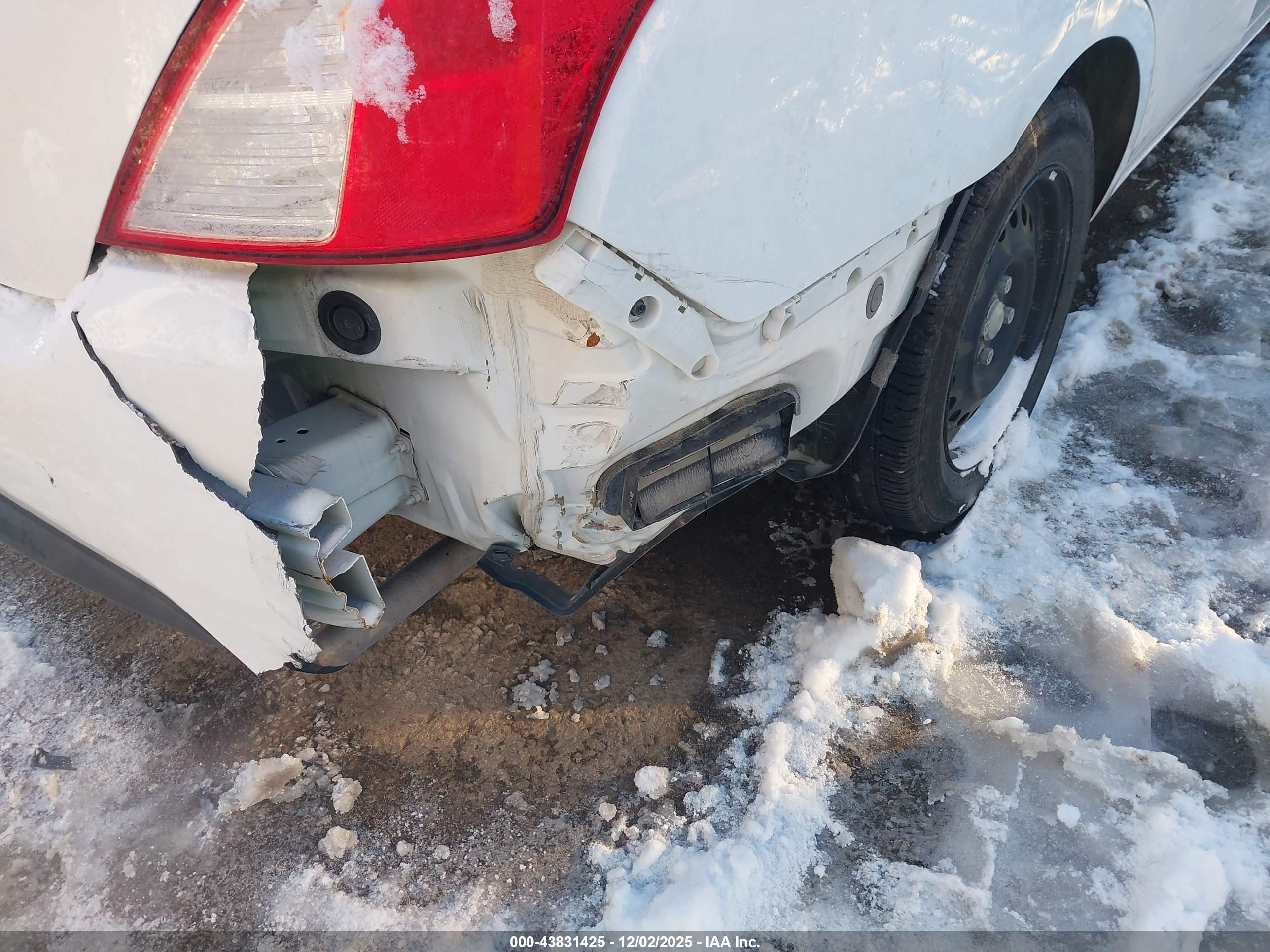 NISSAN VERSA image 6