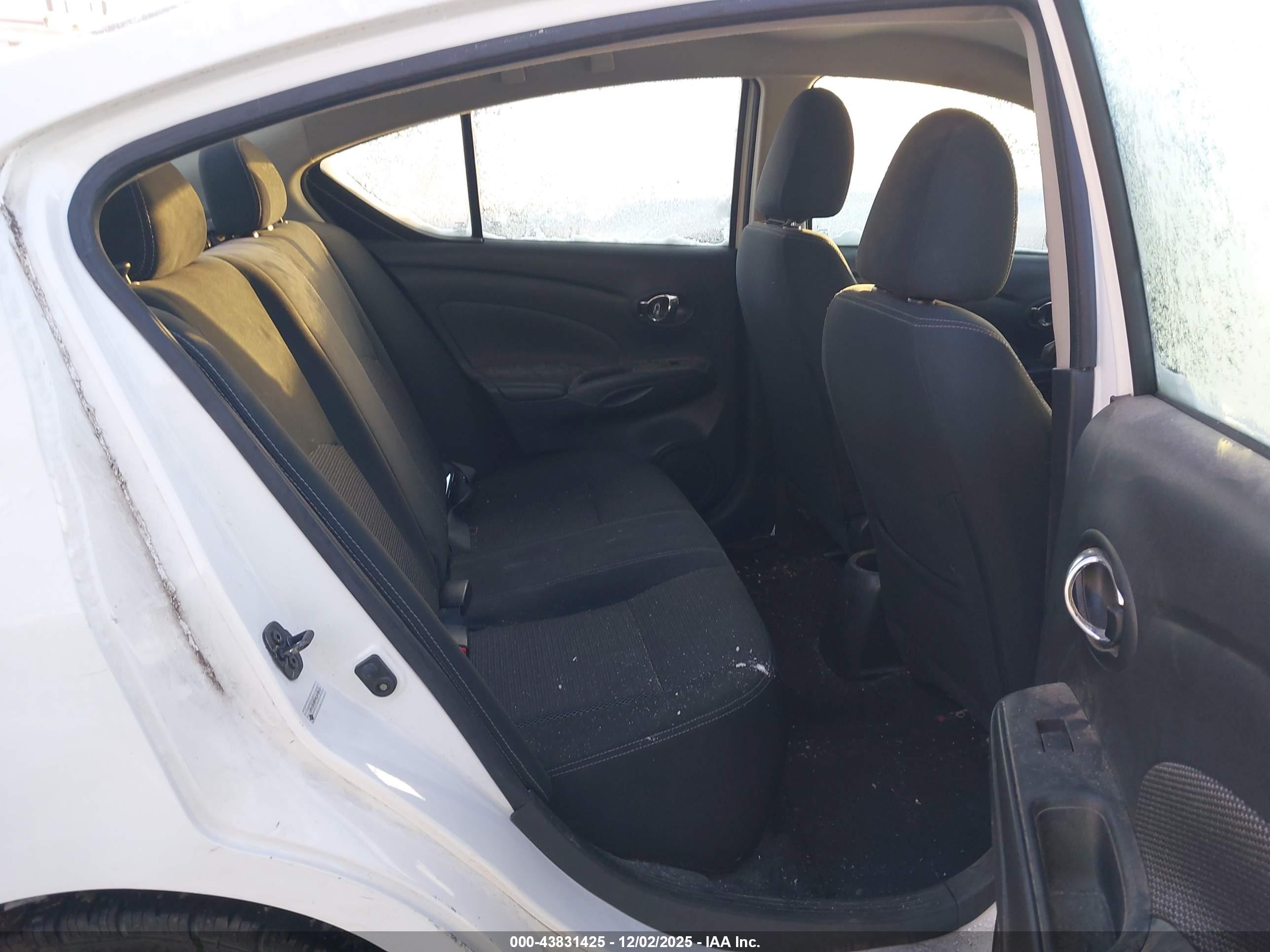 NISSAN VERSA image 8