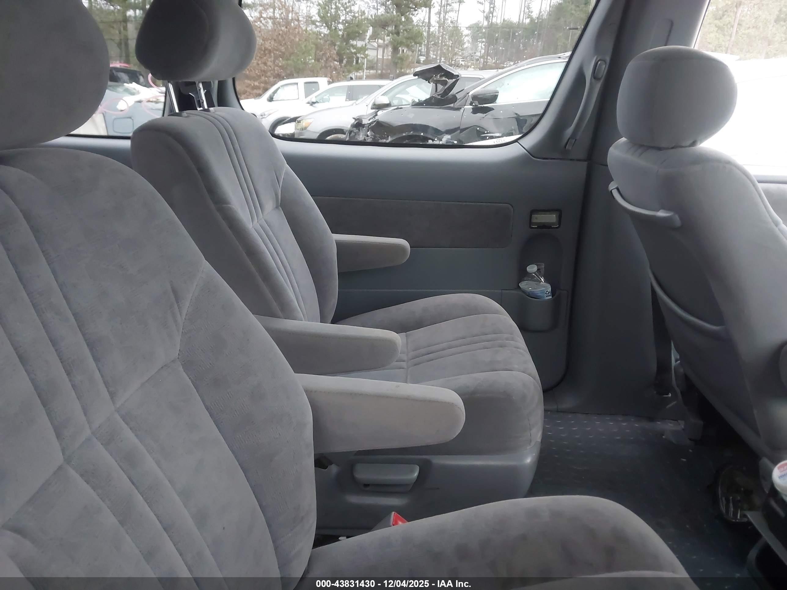 TOYOTA SIENNA image 8