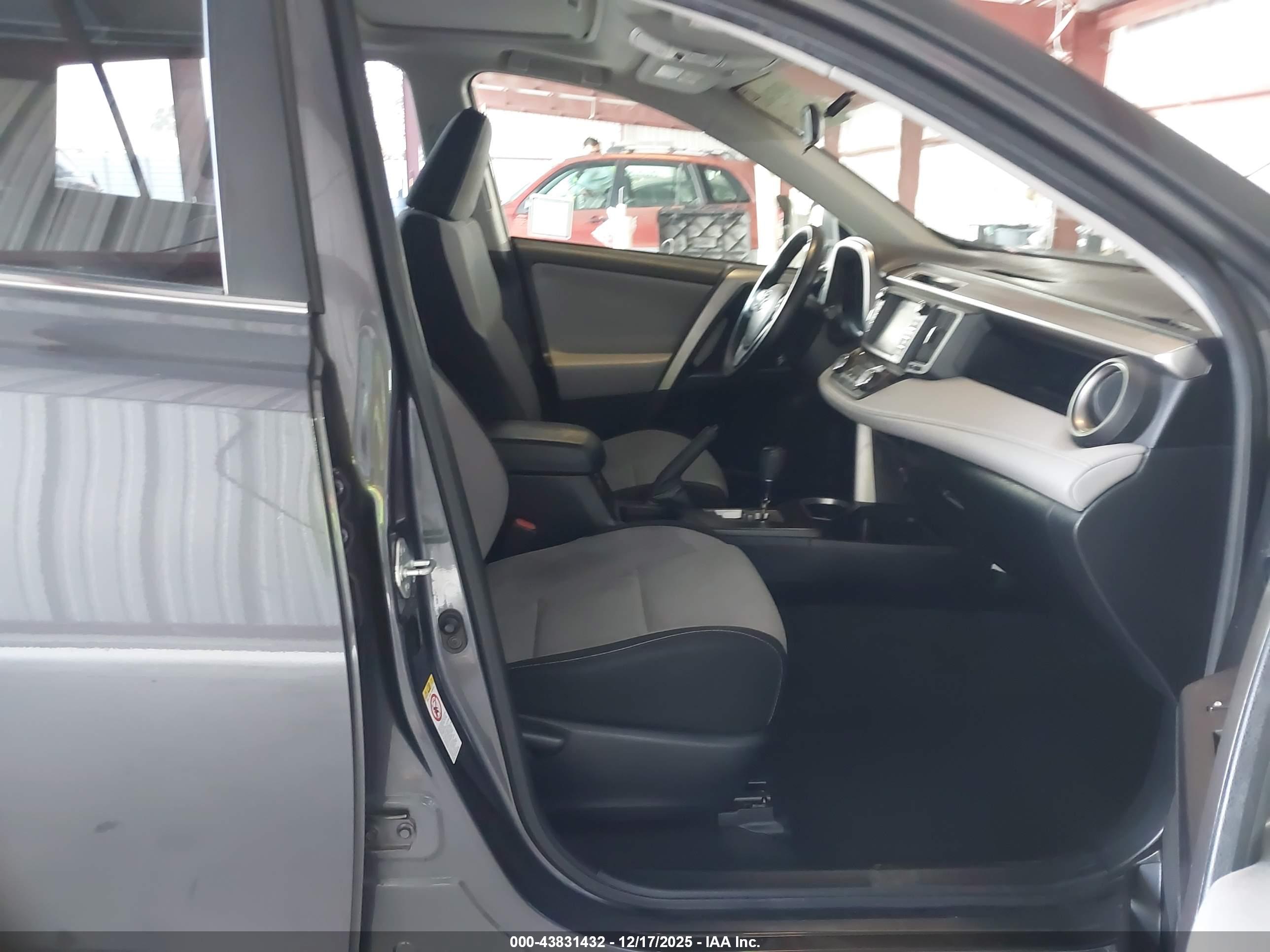 TOYOTA RAV4 image 5