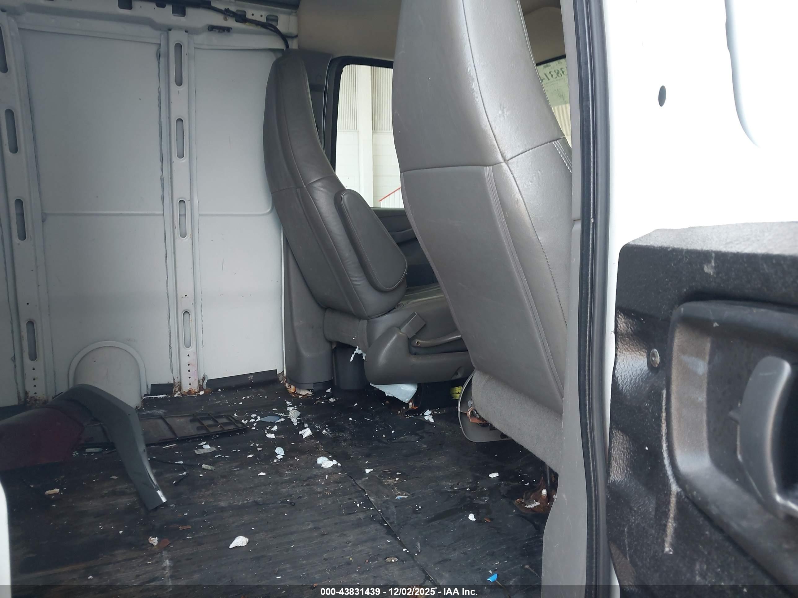 CHEVROLET EXPRESS image 8