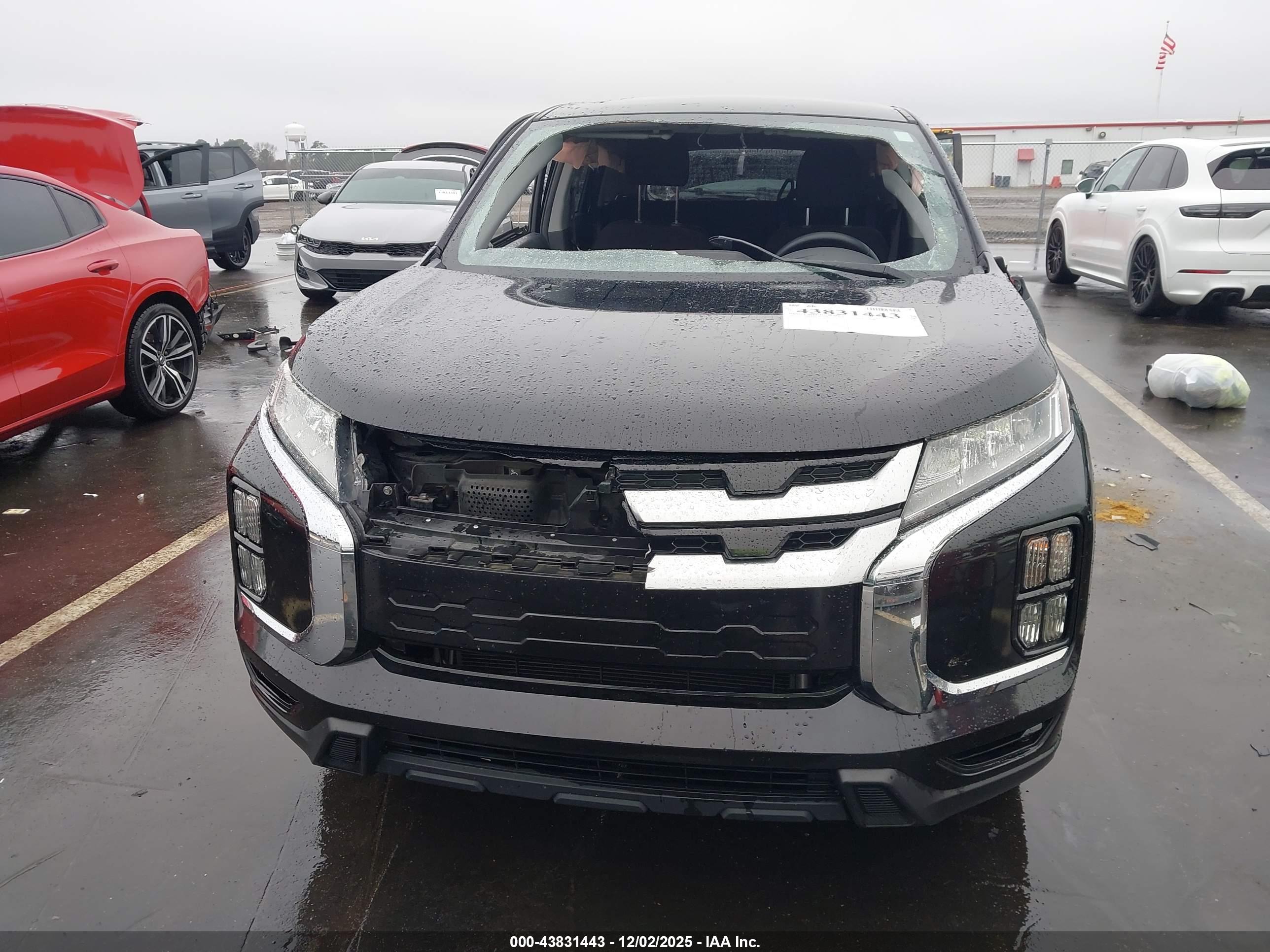 MITSUBISHI OUTLANDER image 6