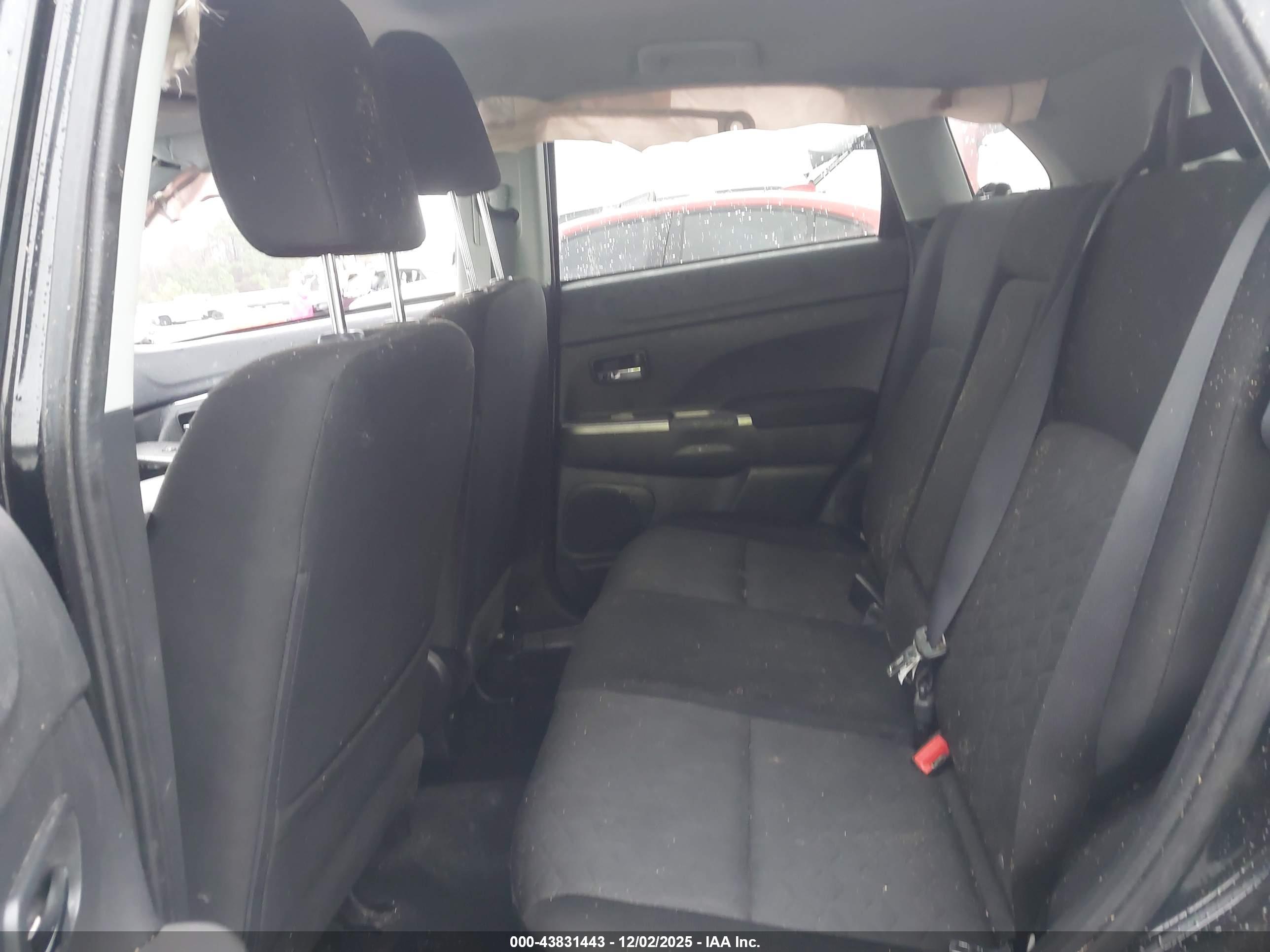 MITSUBISHI OUTLANDER image 8
