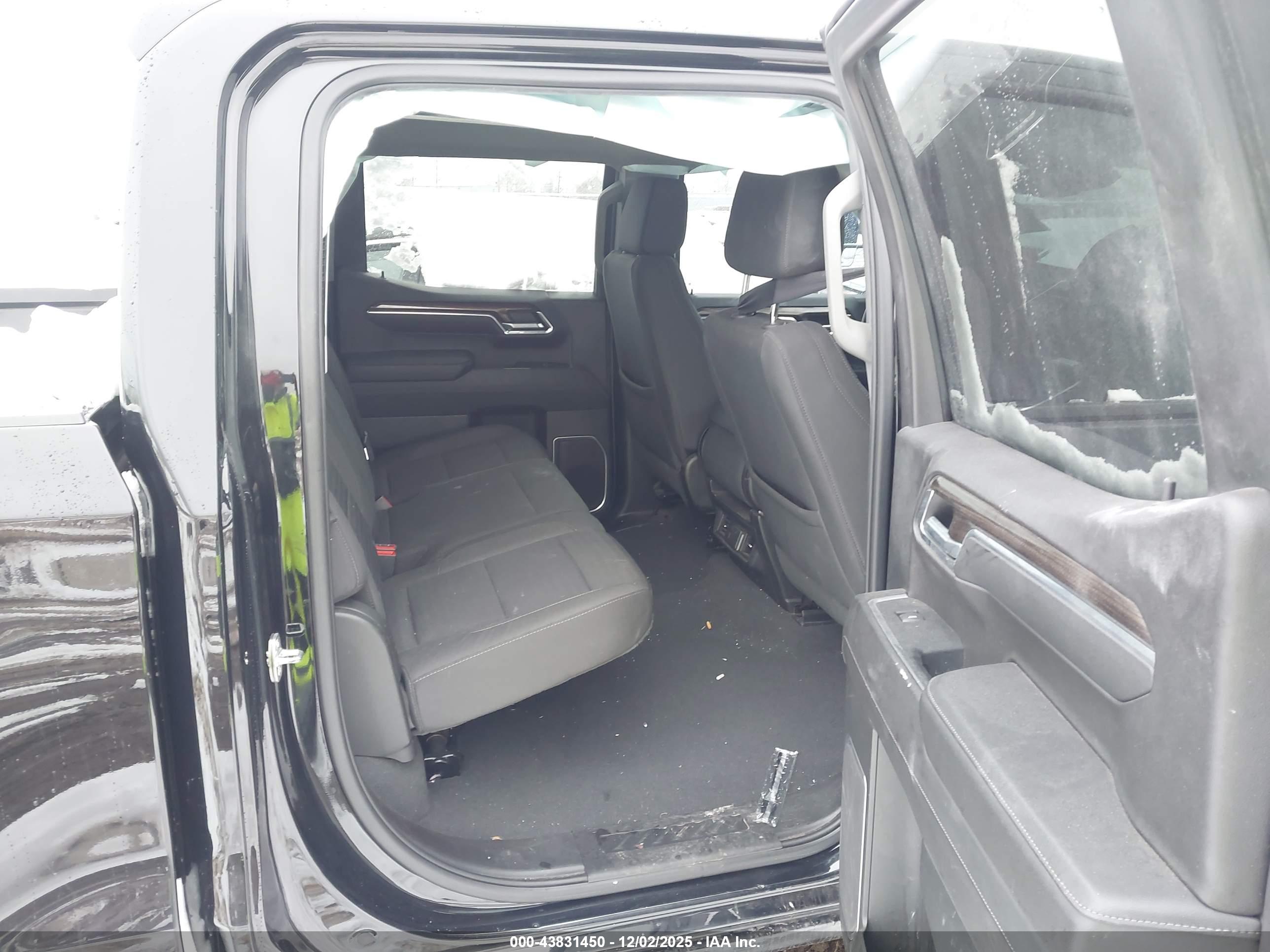 CHEVROLET SILVERADO image 8