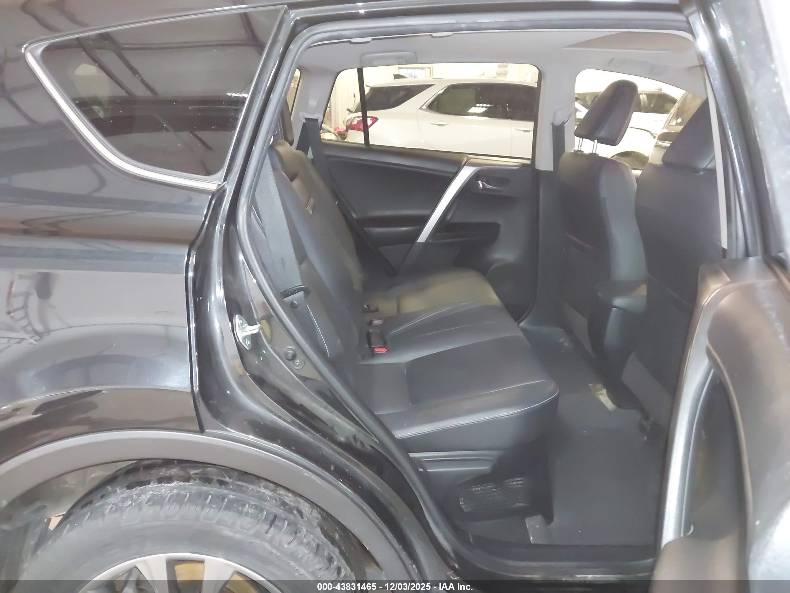TOYOTA RAV4 image 8