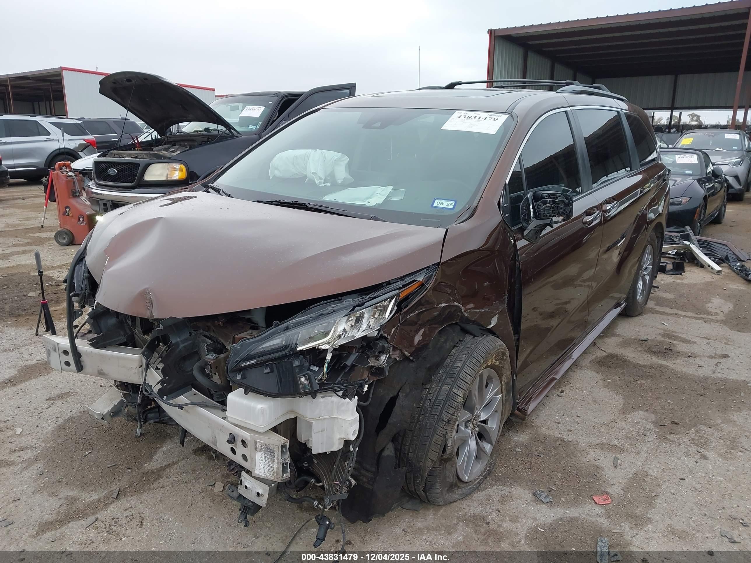 TOYOTA SIENNA image 2