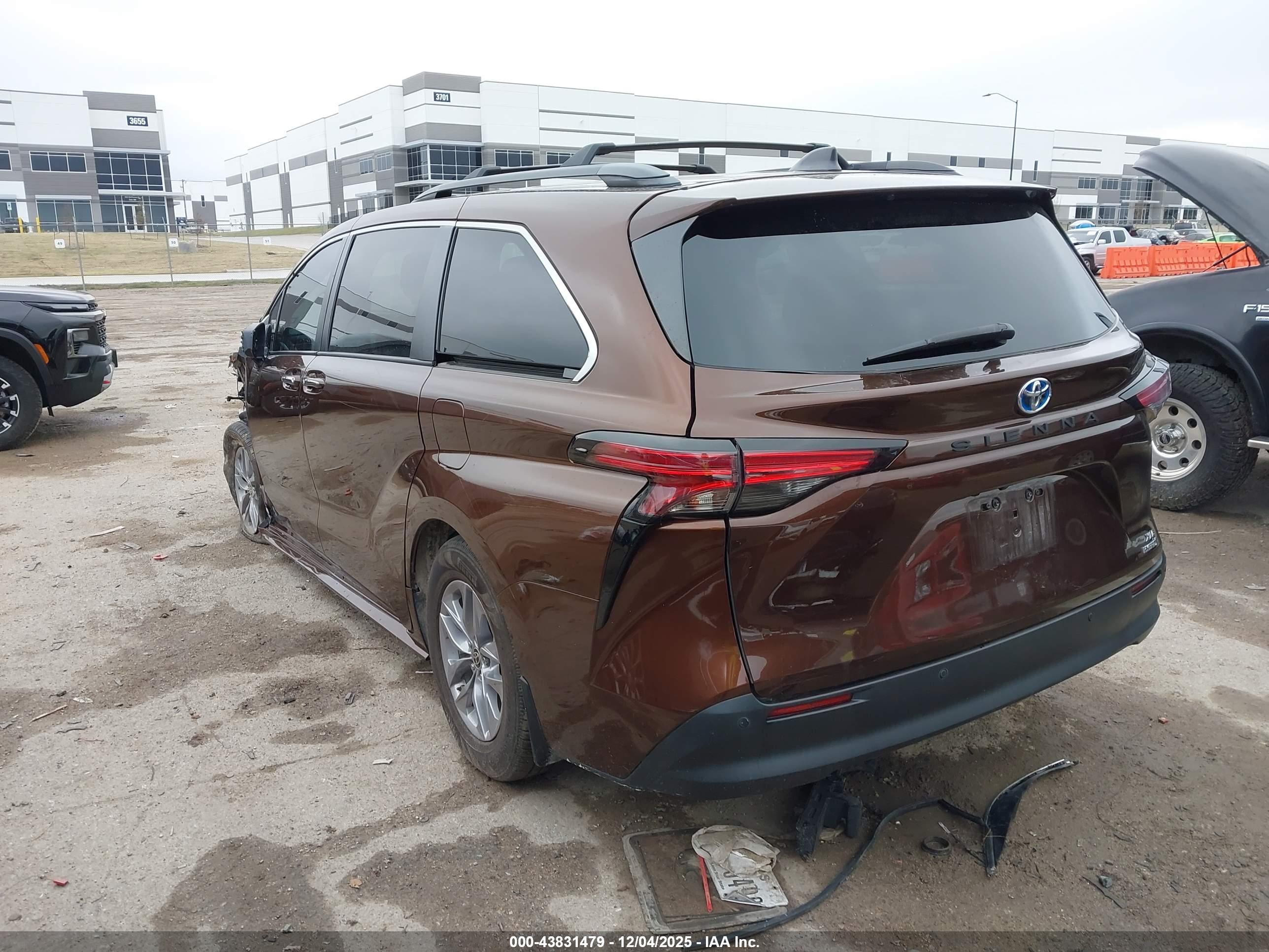 TOYOTA SIENNA image 3