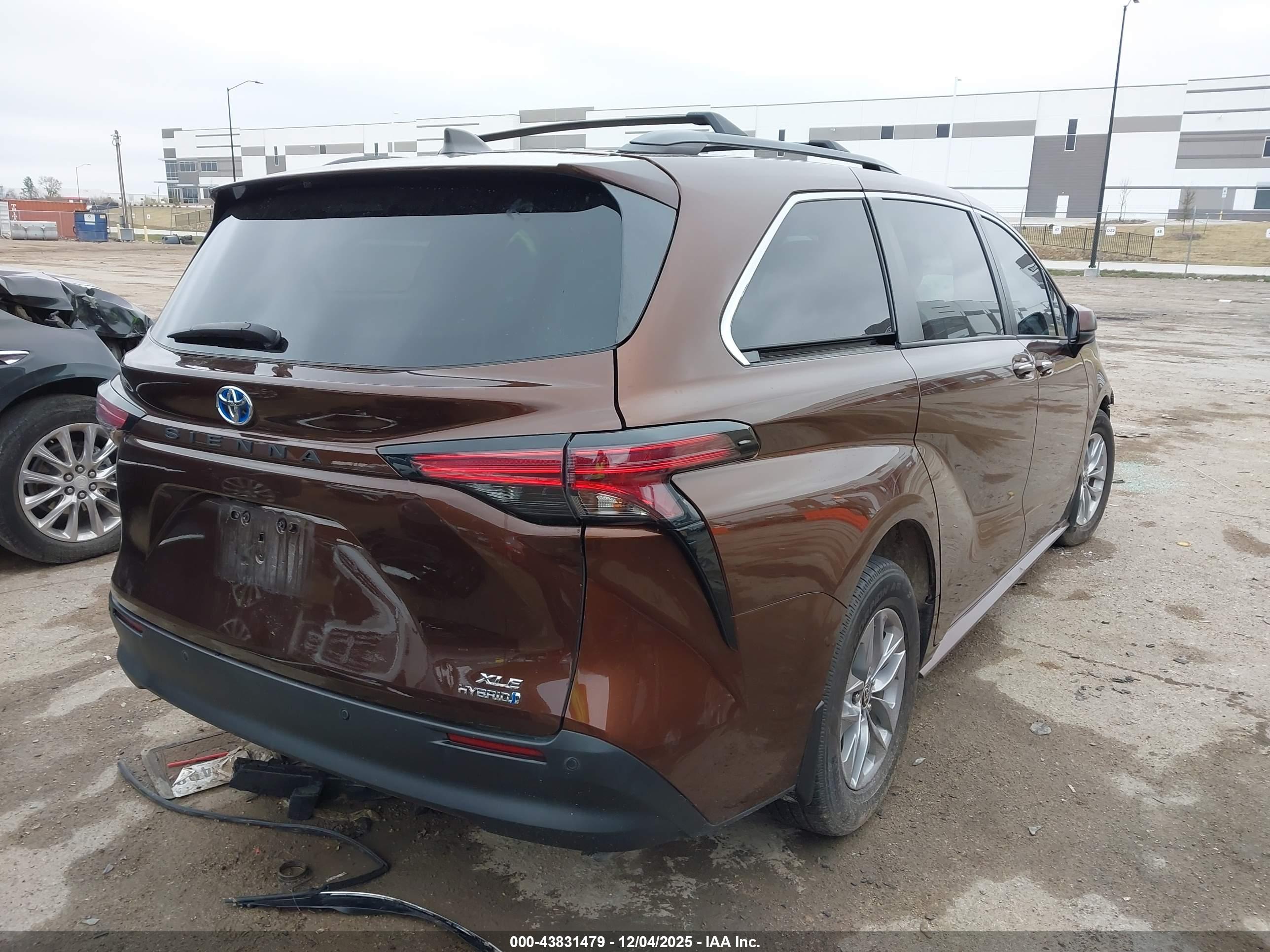 TOYOTA SIENNA image 4