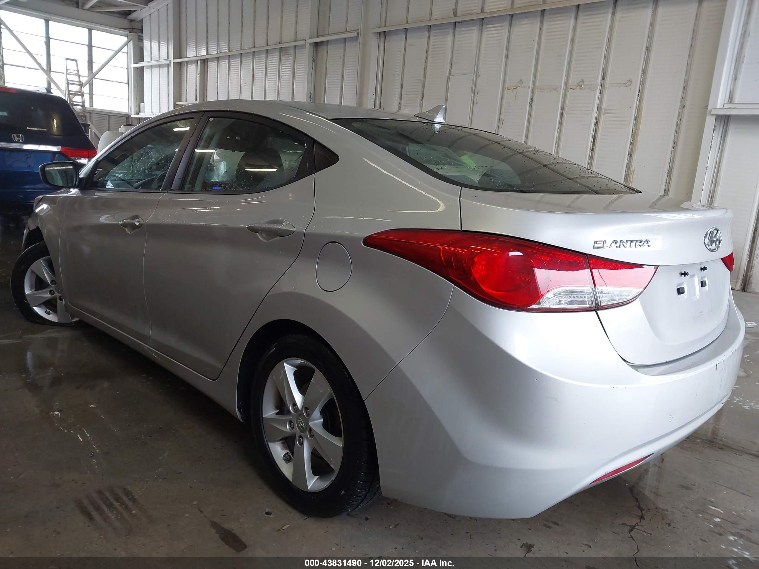 HYUNDAI ELANTRA image 3