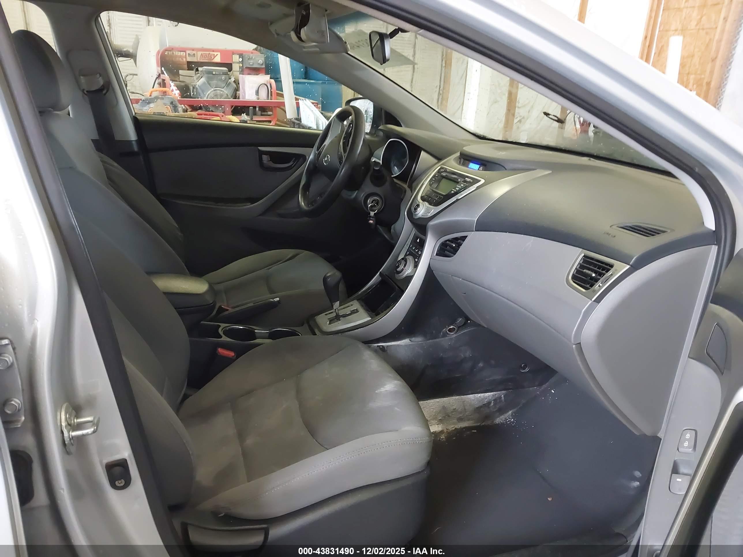 HYUNDAI ELANTRA image 5