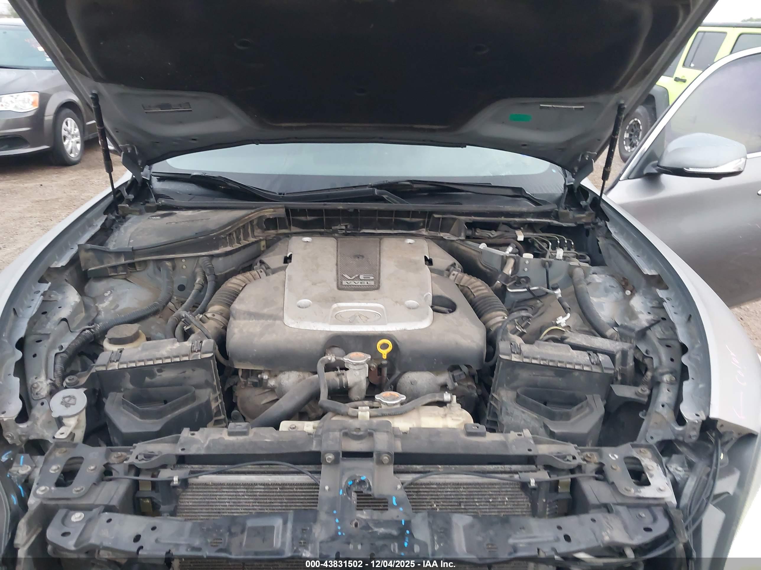 INFINITI Q70 image 10