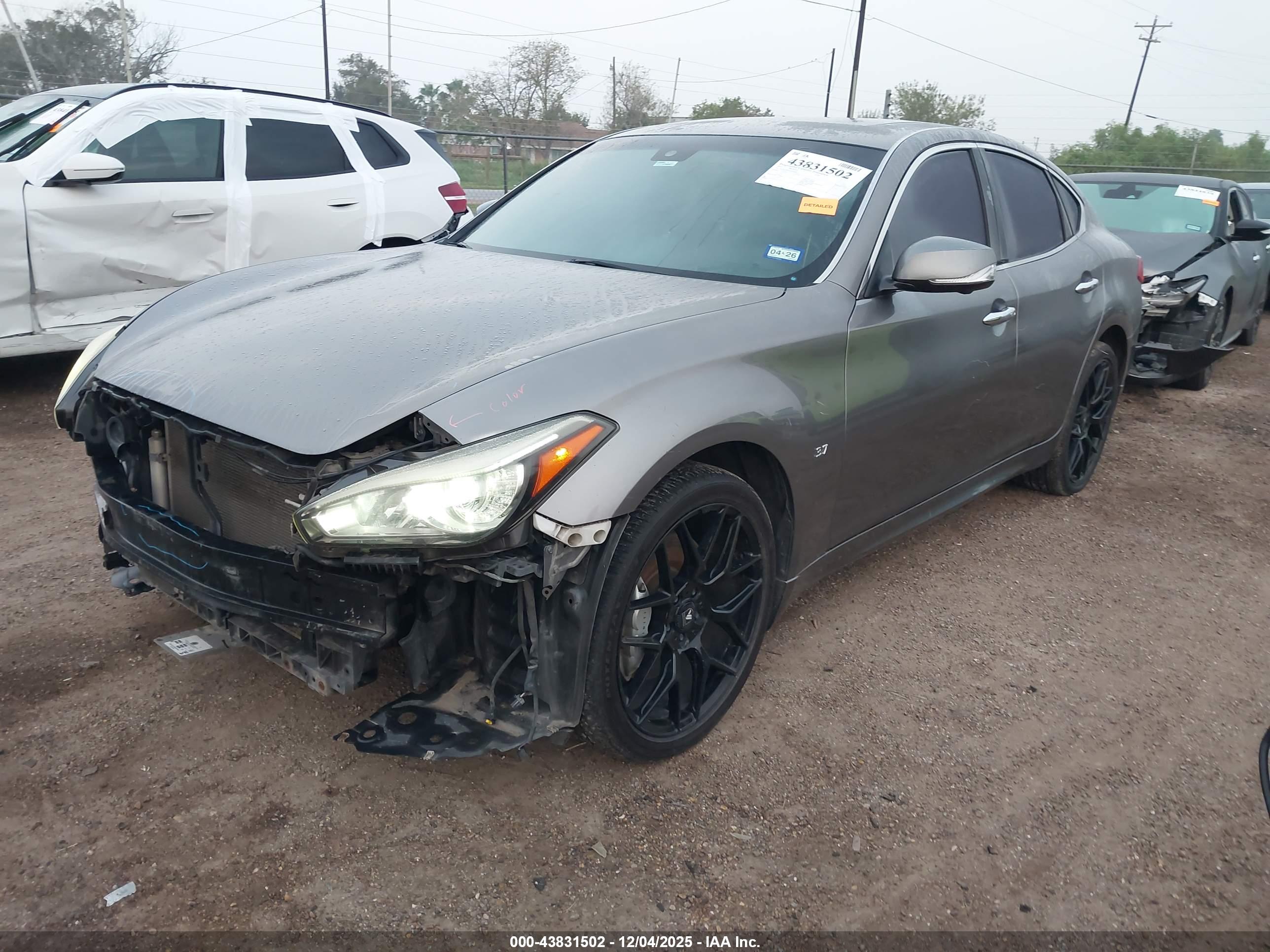 INFINITI Q70 image 2
