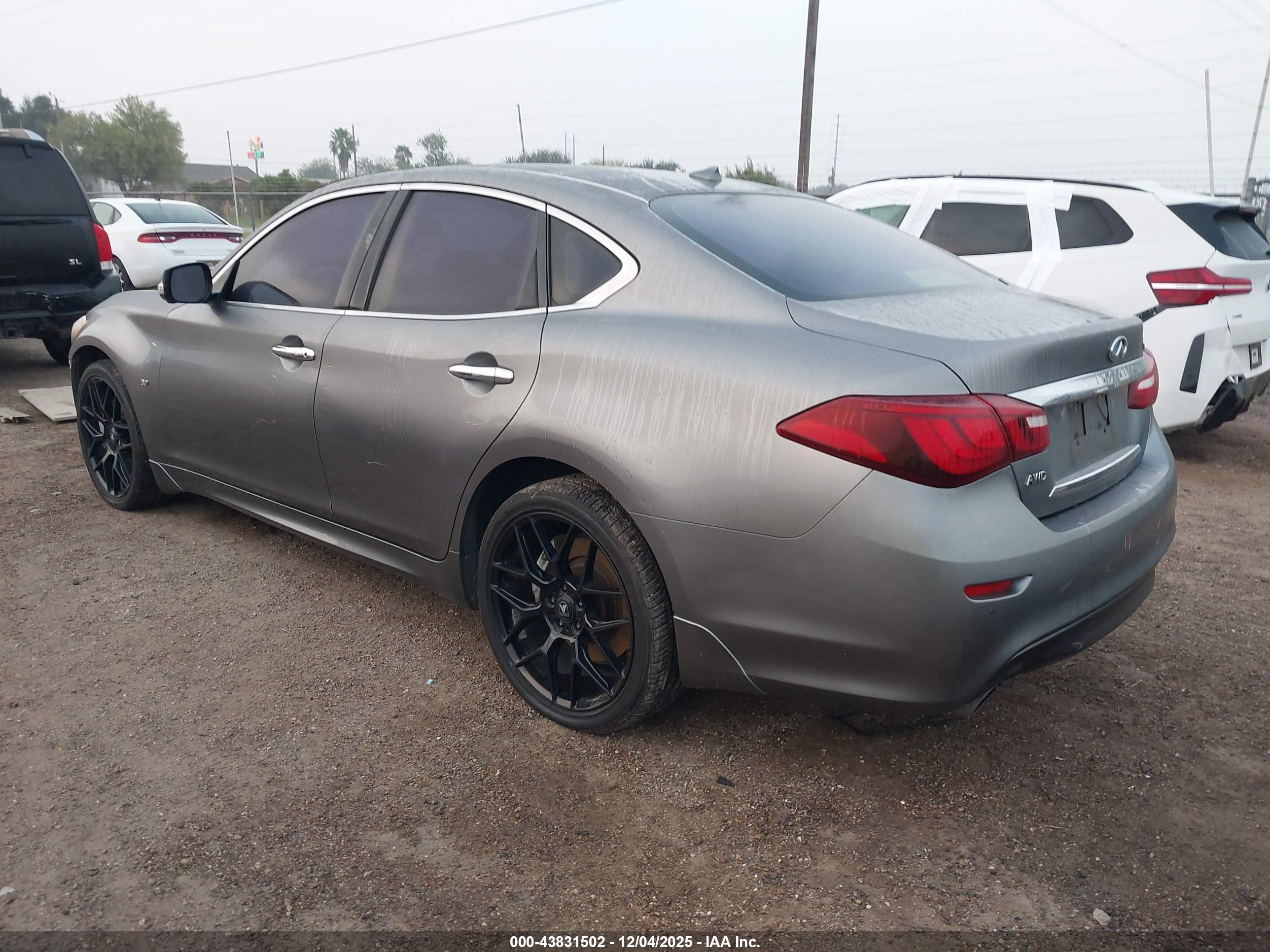 INFINITI Q70 image 3