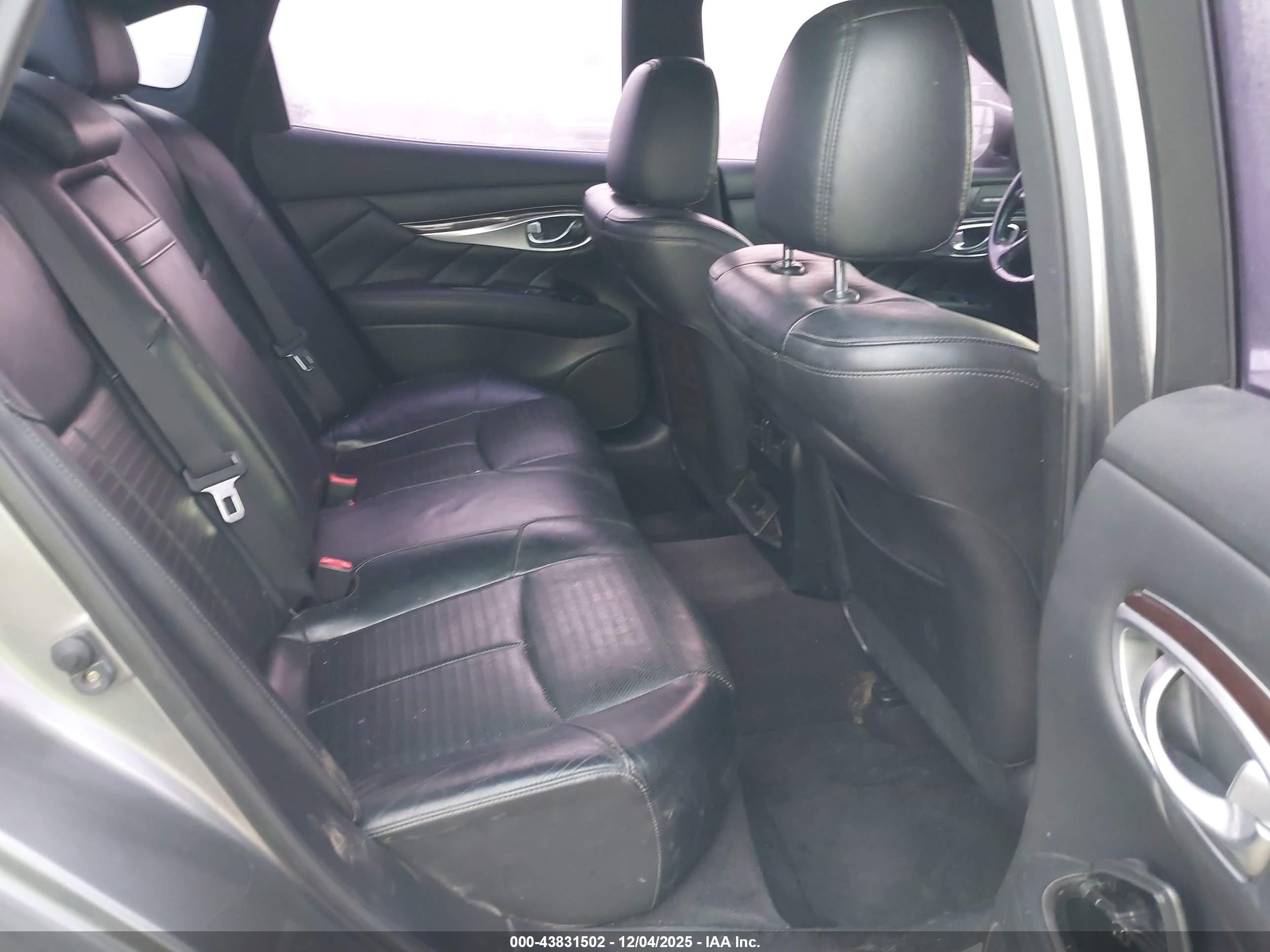 INFINITI Q70 image 8