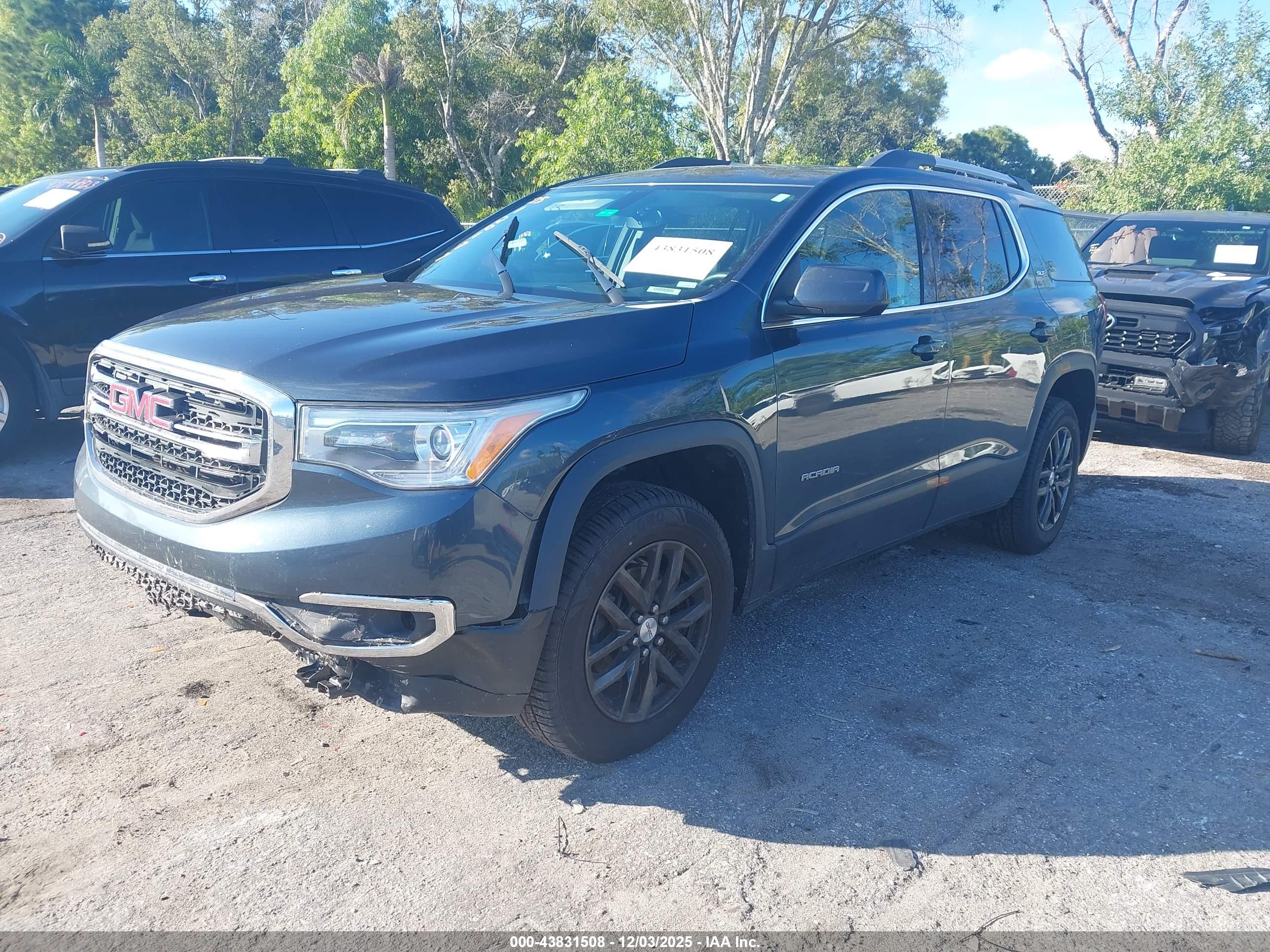 GMC ACADIA image 2